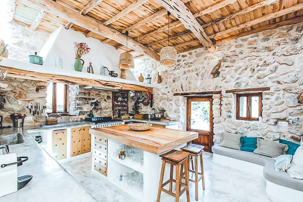 cuisine maison rénovée en pierres
