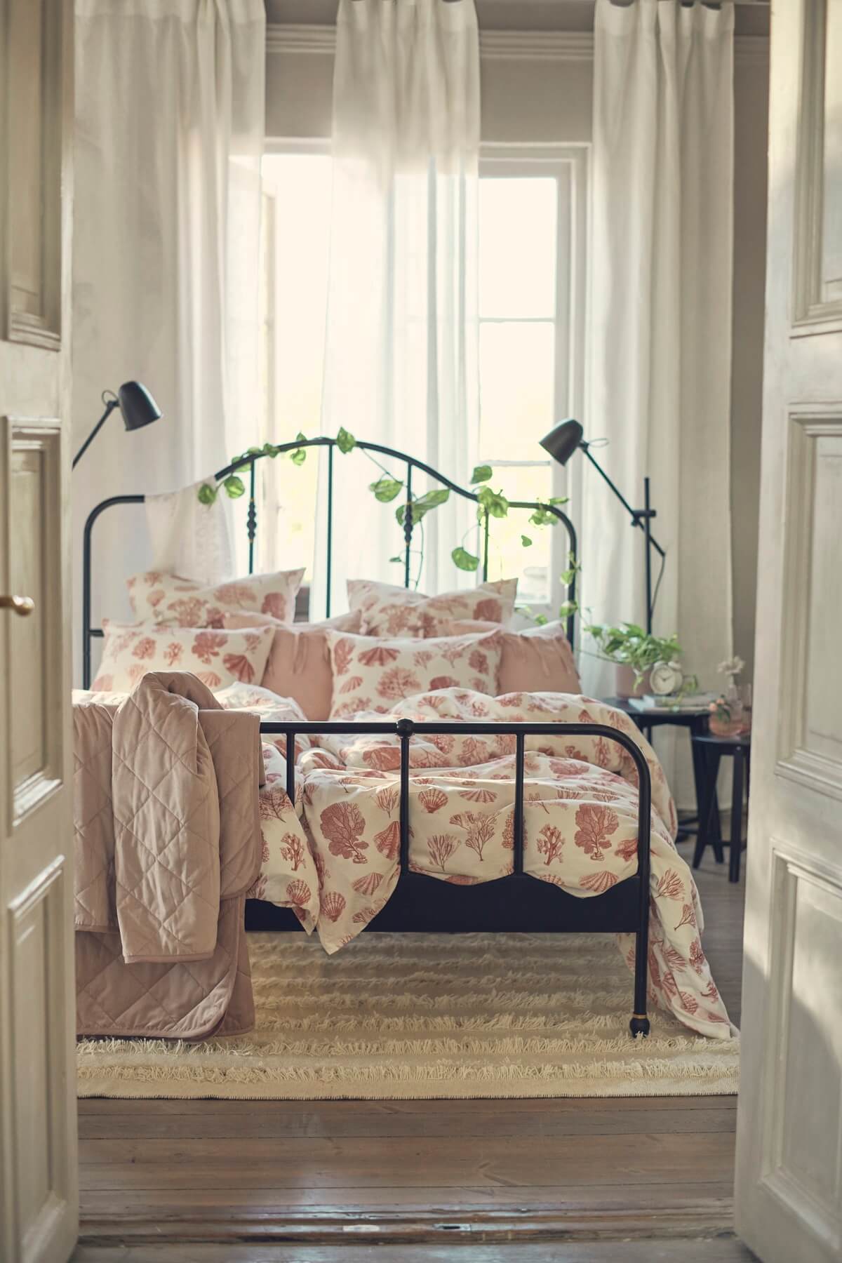 chambre romantique avec lit métal