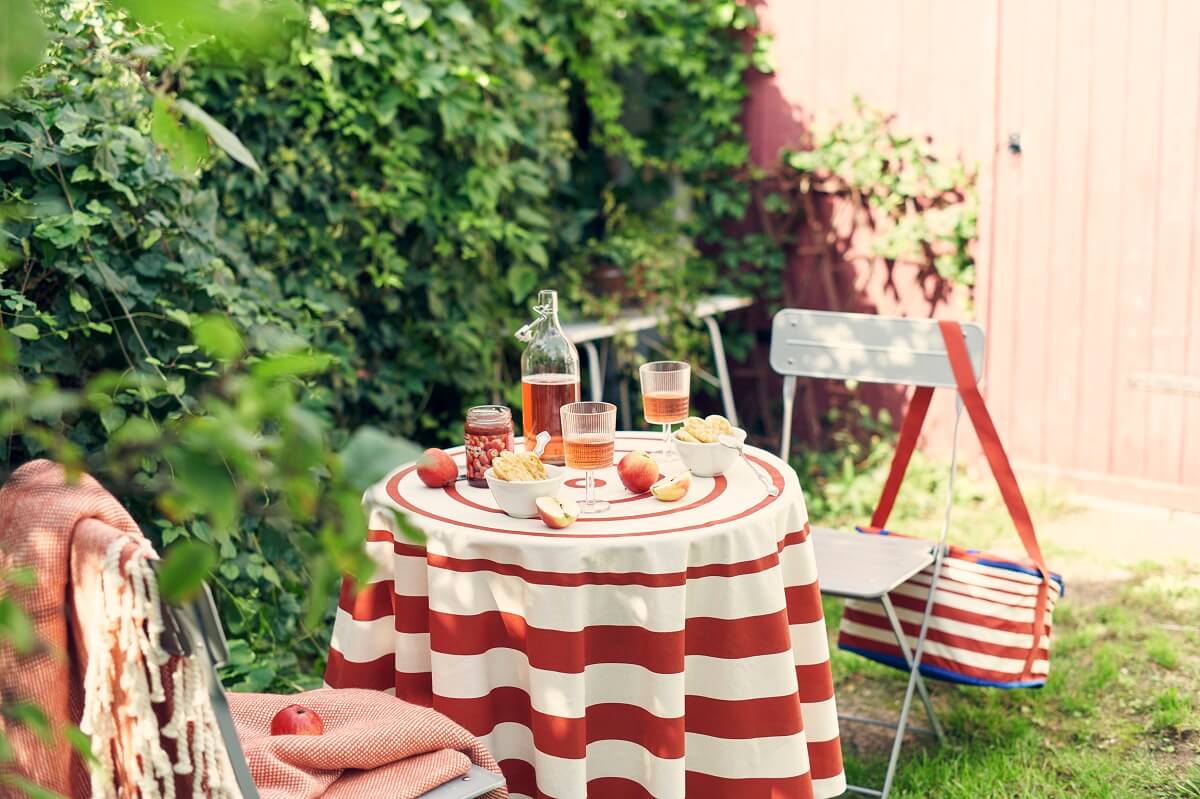 jardin décoration rouge et blanche