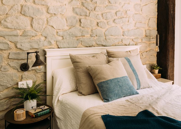 chambre avec mur pierre maison rénovée