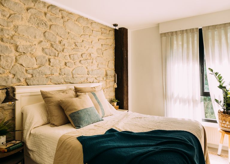 chambre avec mur pierres maison rénovée