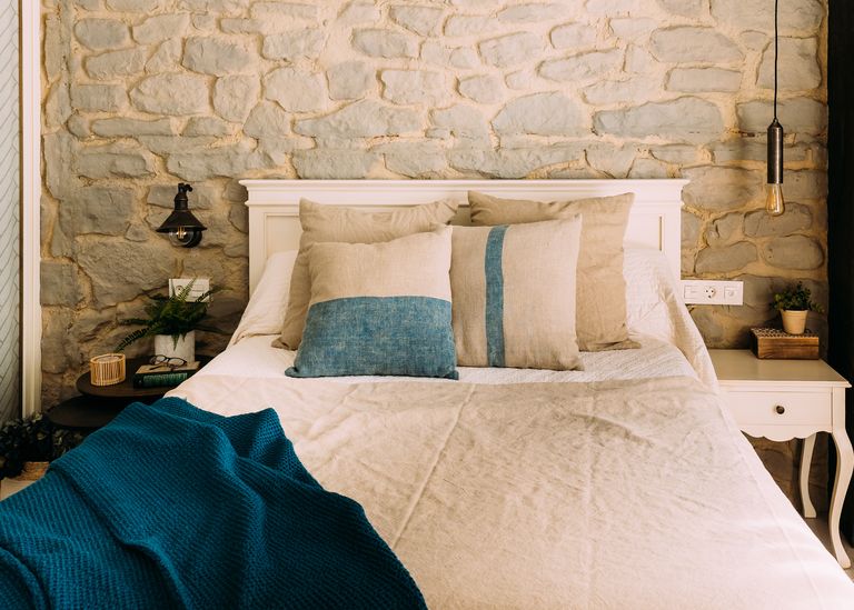 chambre avec mur pierres maison rénovée