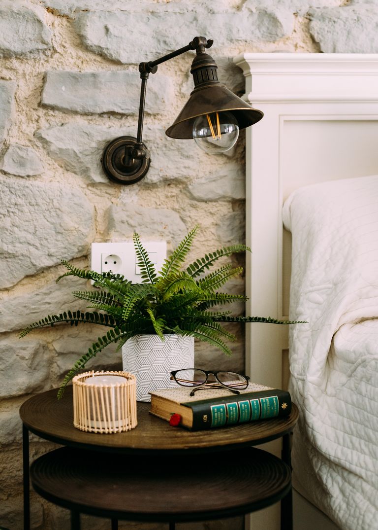 chambre avec mur pierres