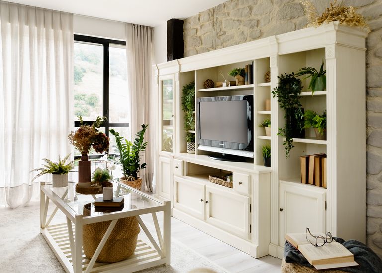 salon murs en pierres maison rénovée