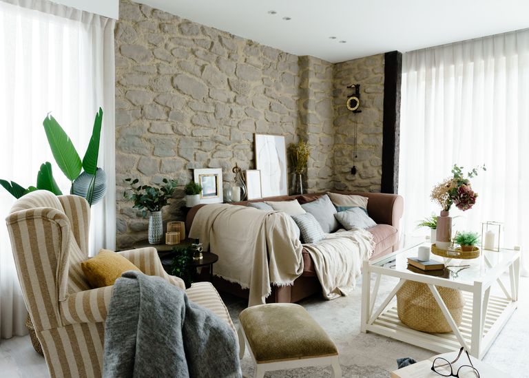salon murs en pierres maison rénovée