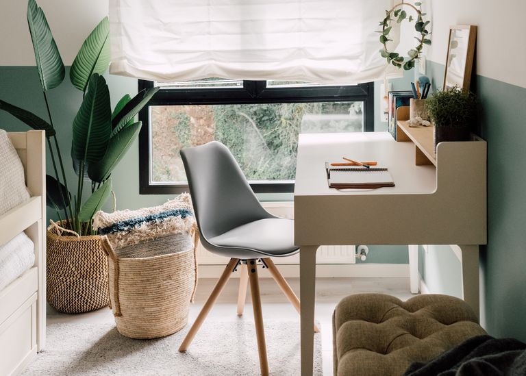 bureau dans chambre