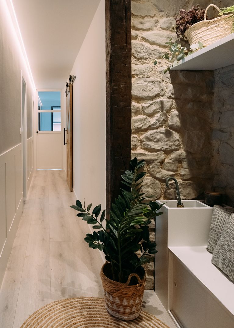 couloir mur pierres maison rénovée