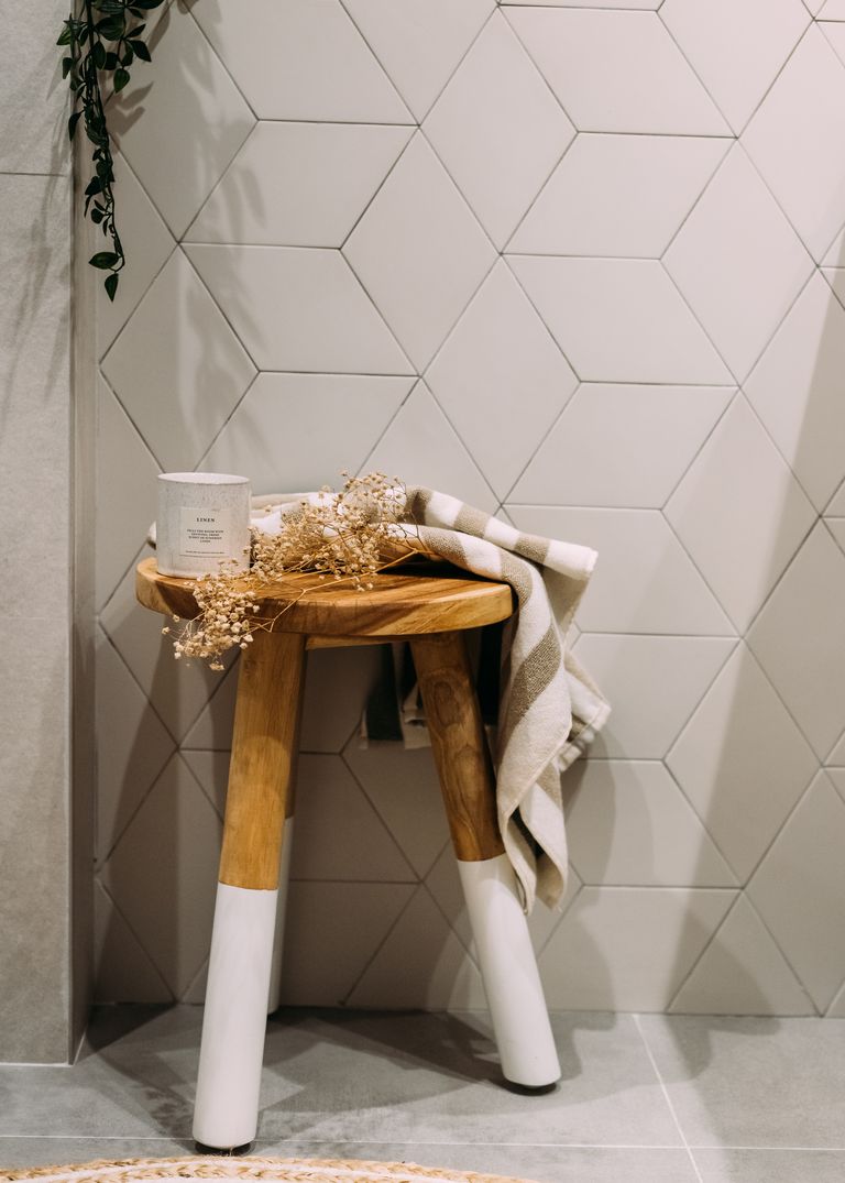 tabouret bois dans salle de bain