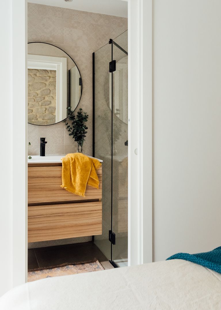 salle de bain design dans maison rénovée