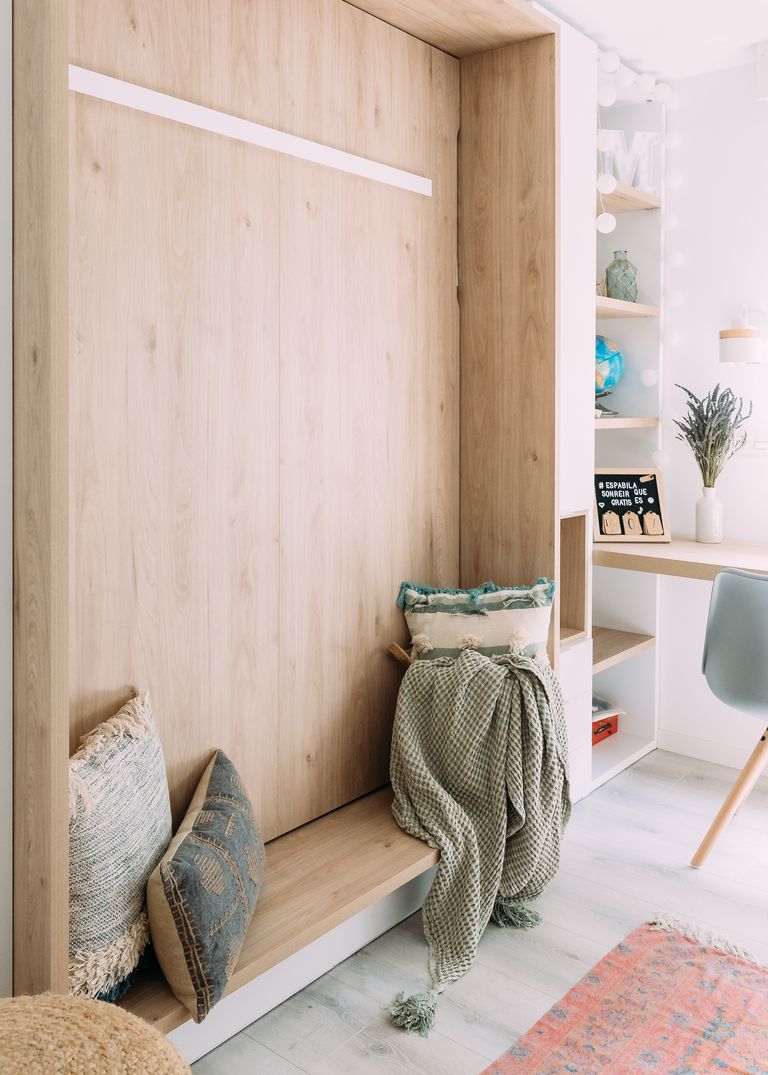 lit armoire dans bureau