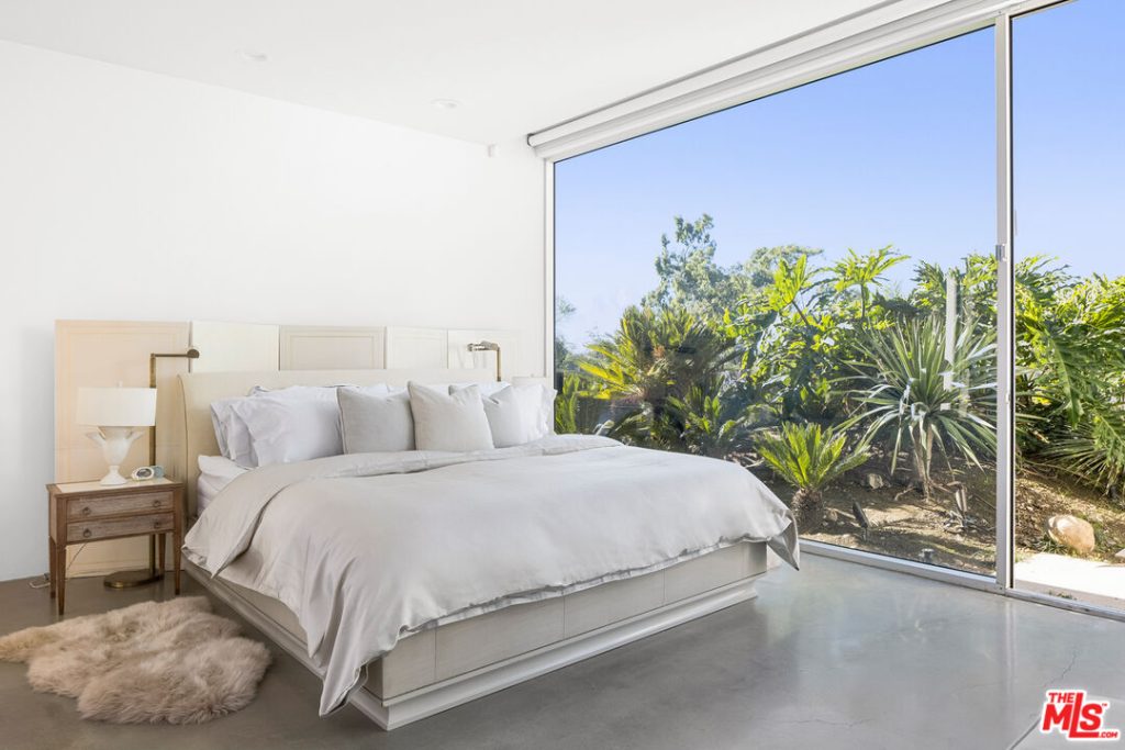 chambre avec baie vitrée