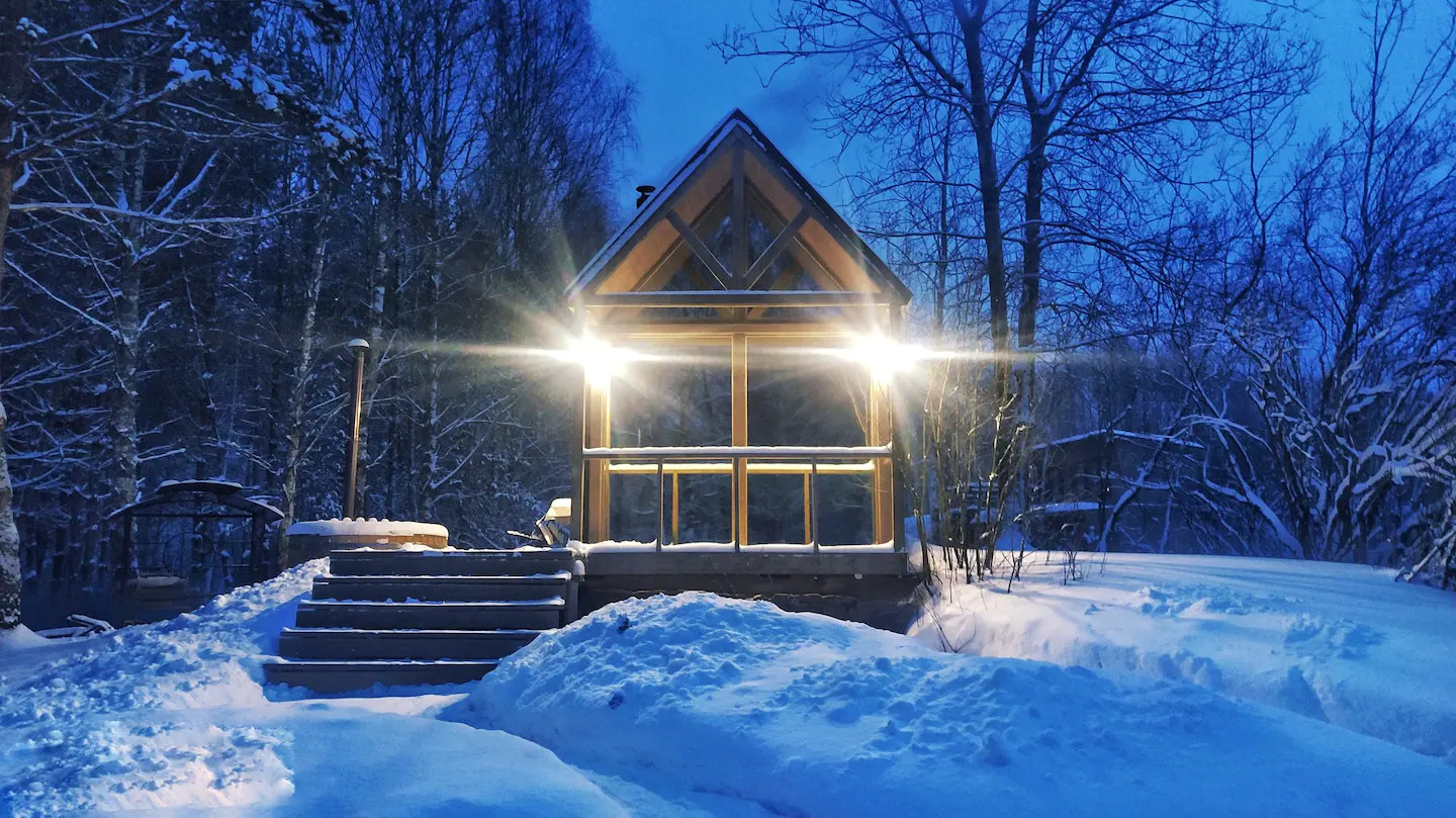 maison contemporaine dans la neige vue nuit maison contemporaine dans la neige vue nuit