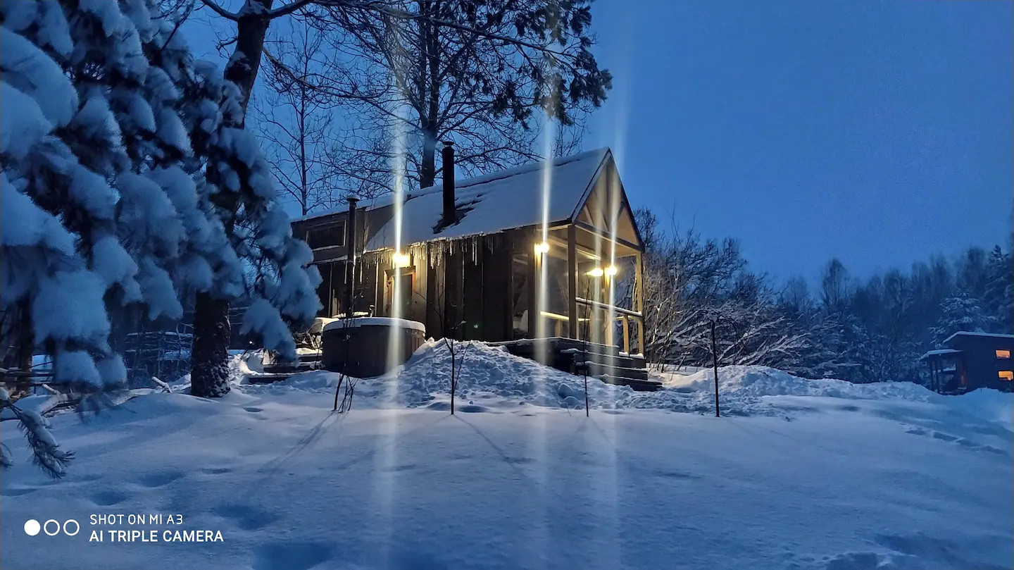 maison contemporaine dans la neige vue nuit maison contemporaine dans la neige vue nuit