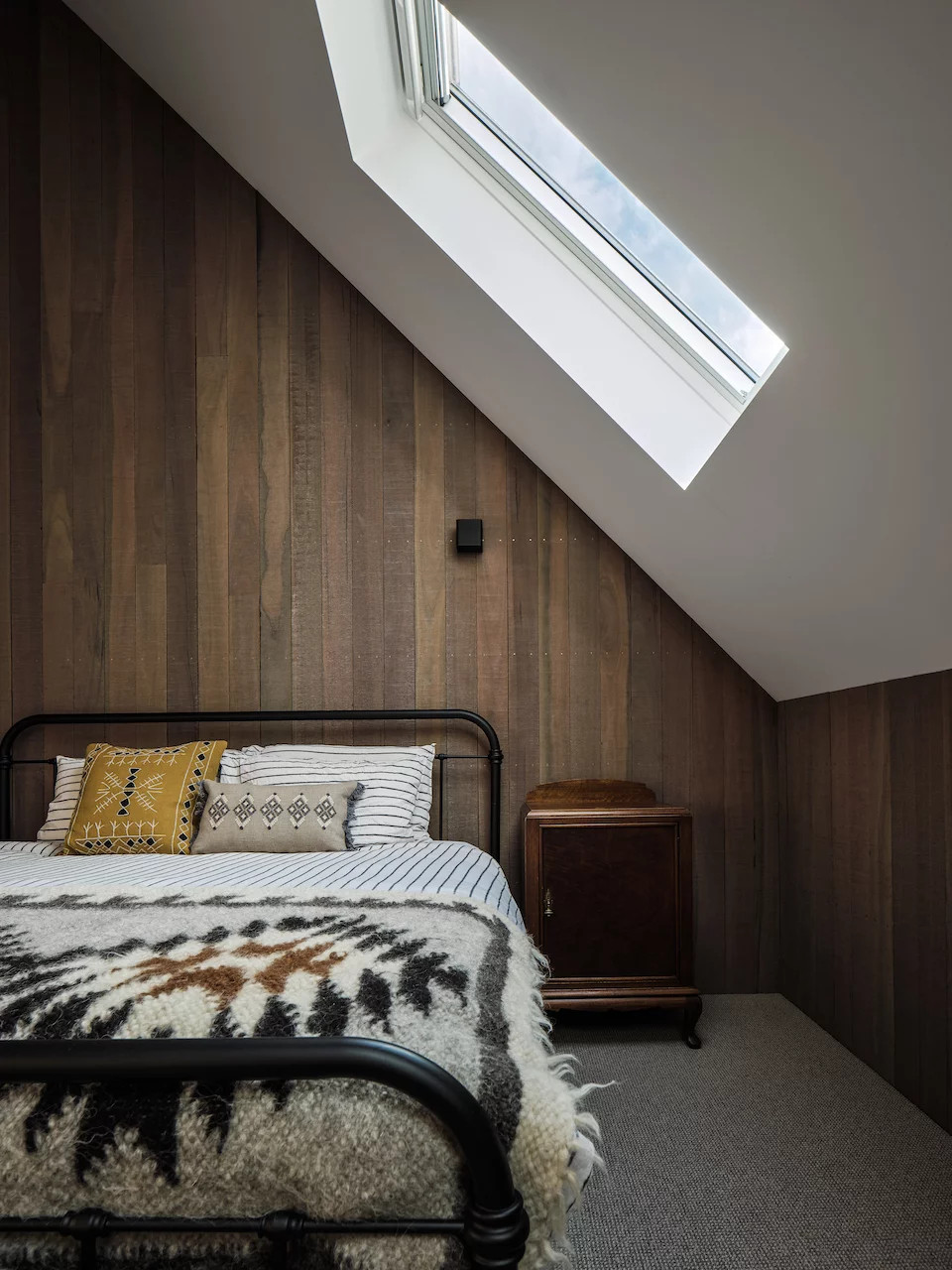 chambre sous combles avec fenêtre de toit