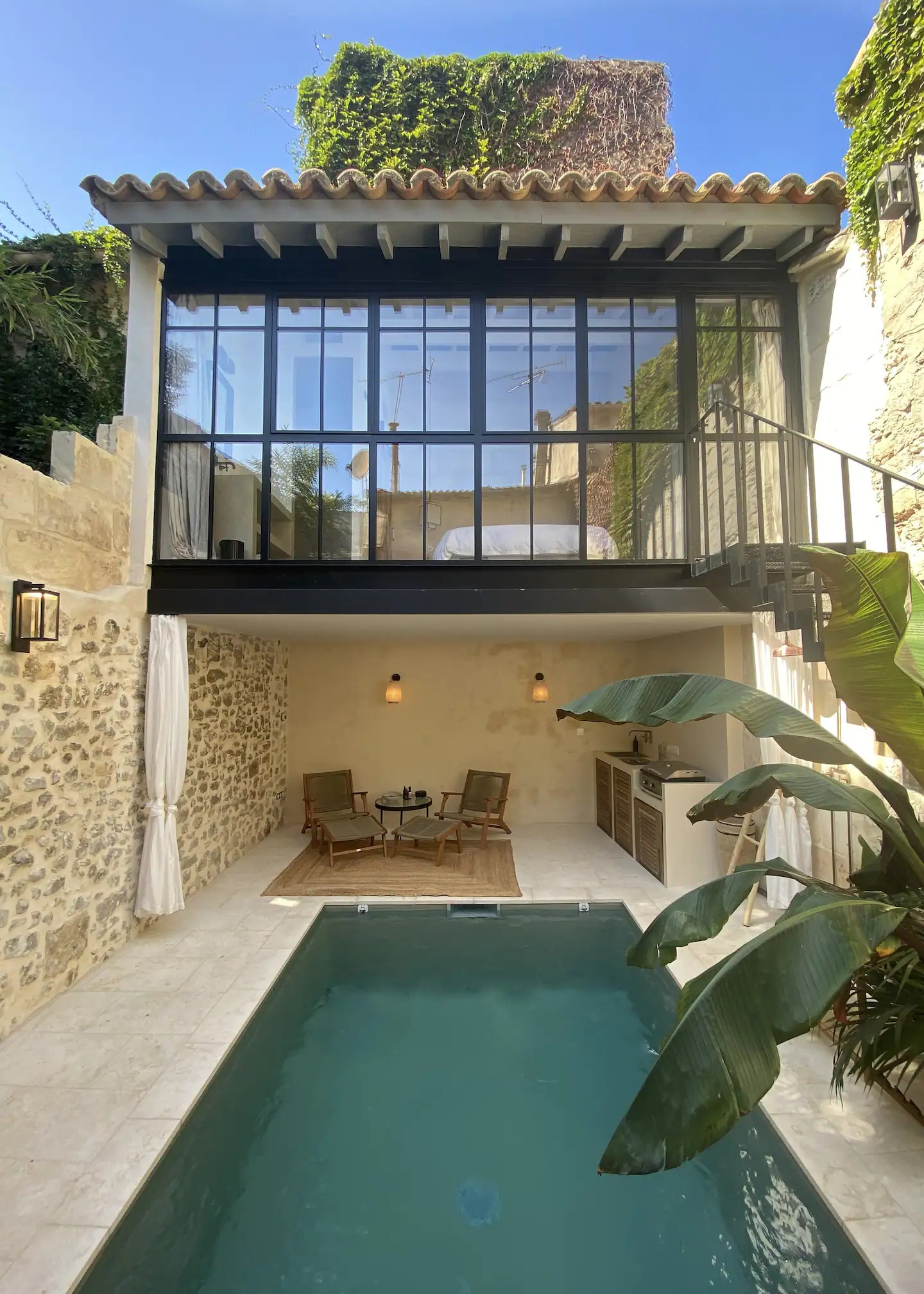 façade maison en pierres avec piscine Provence façade maison en pierres avec piscine Provence