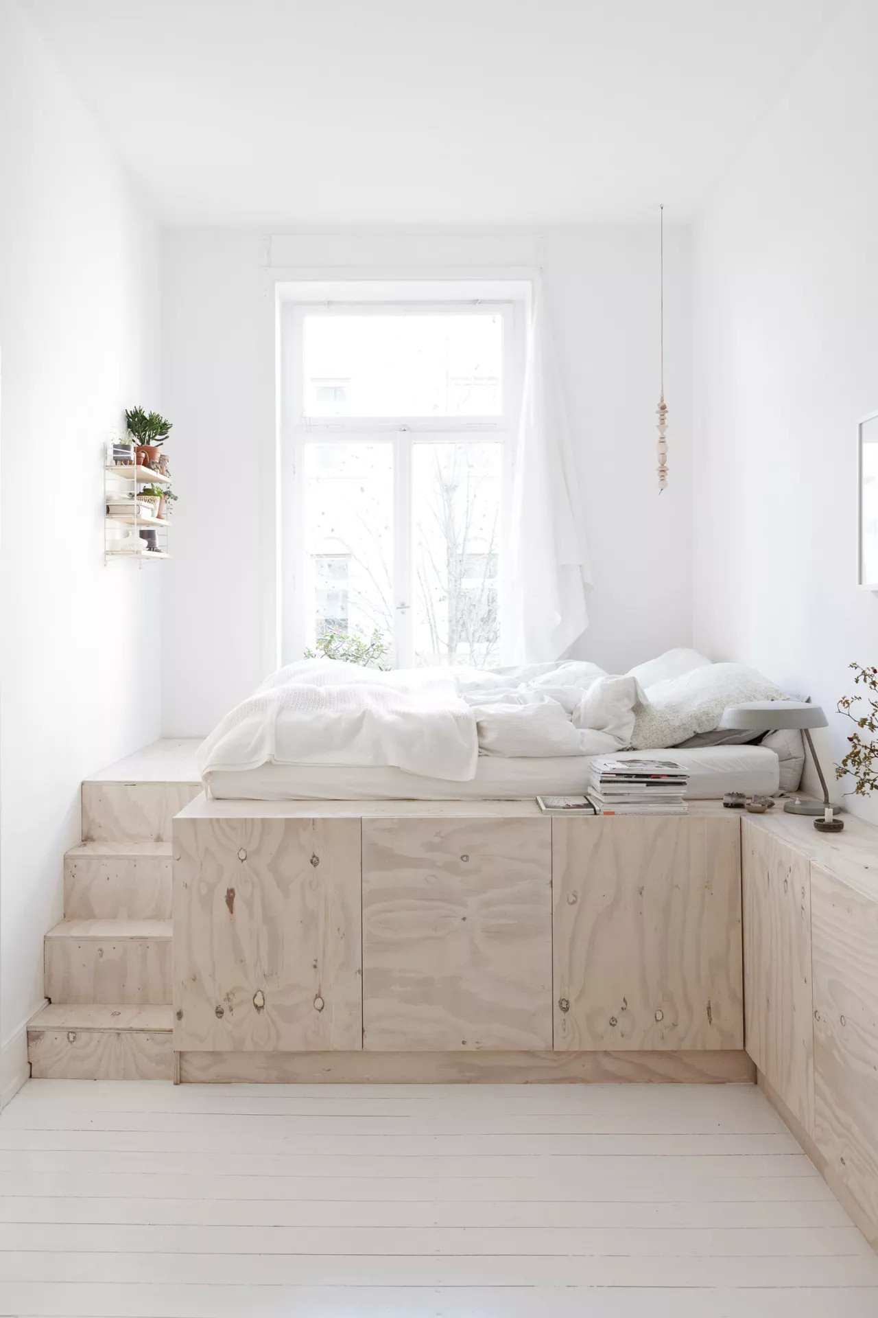 chambre avec lit sur estrade décoration design