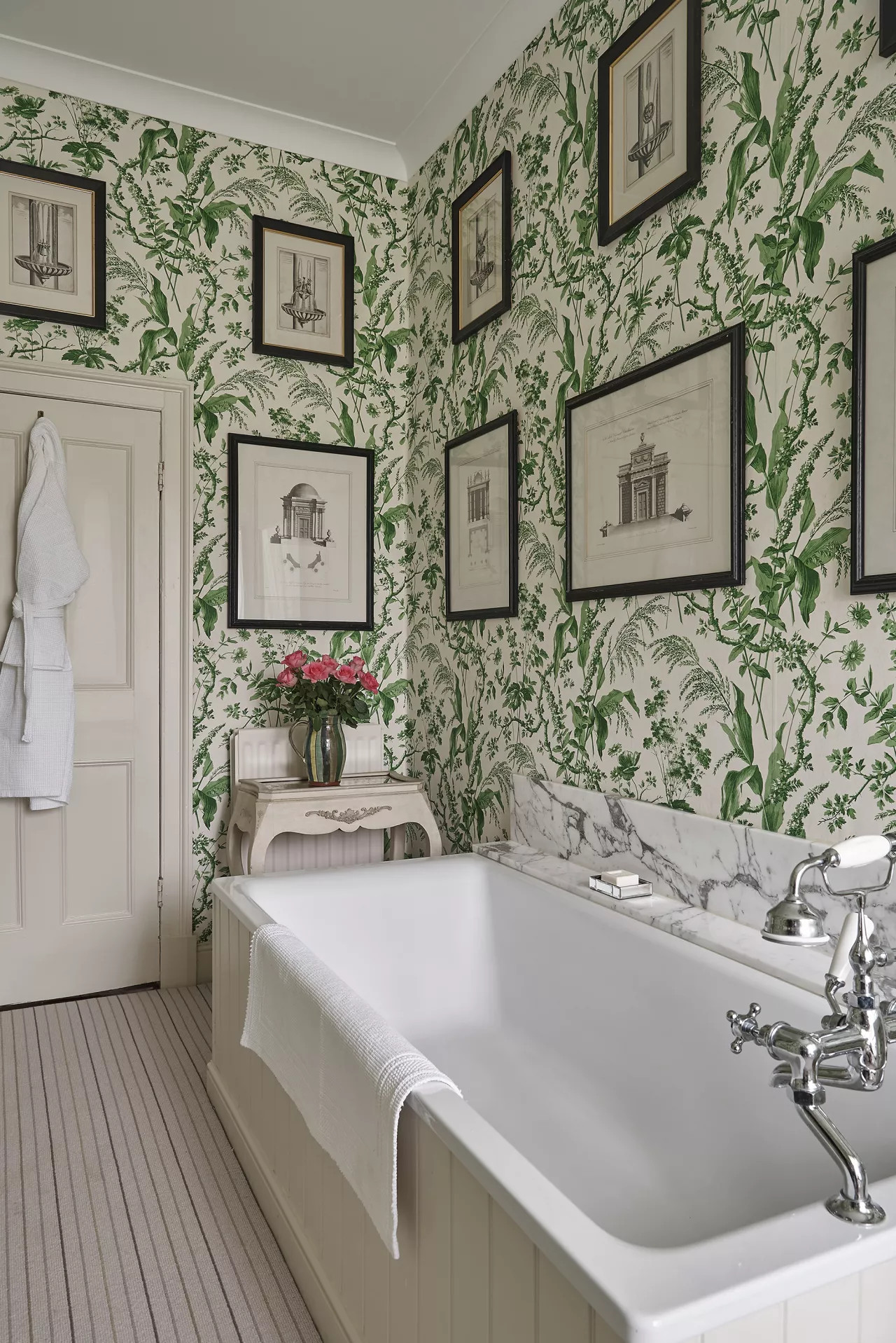 salle de bain avec papier-peint exotique