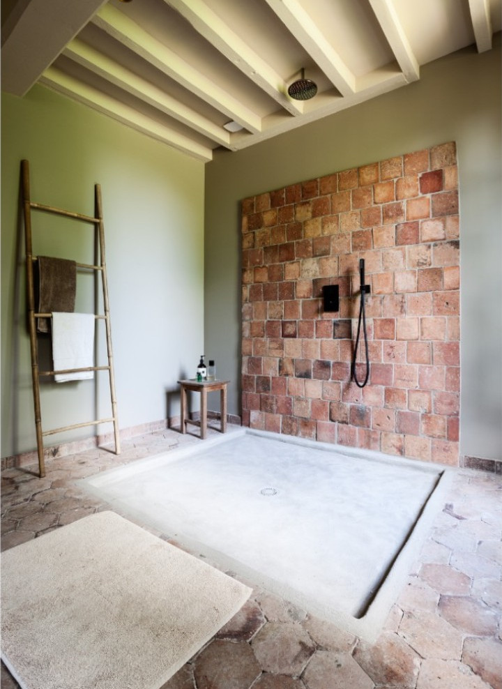 salle de bain avec poutres