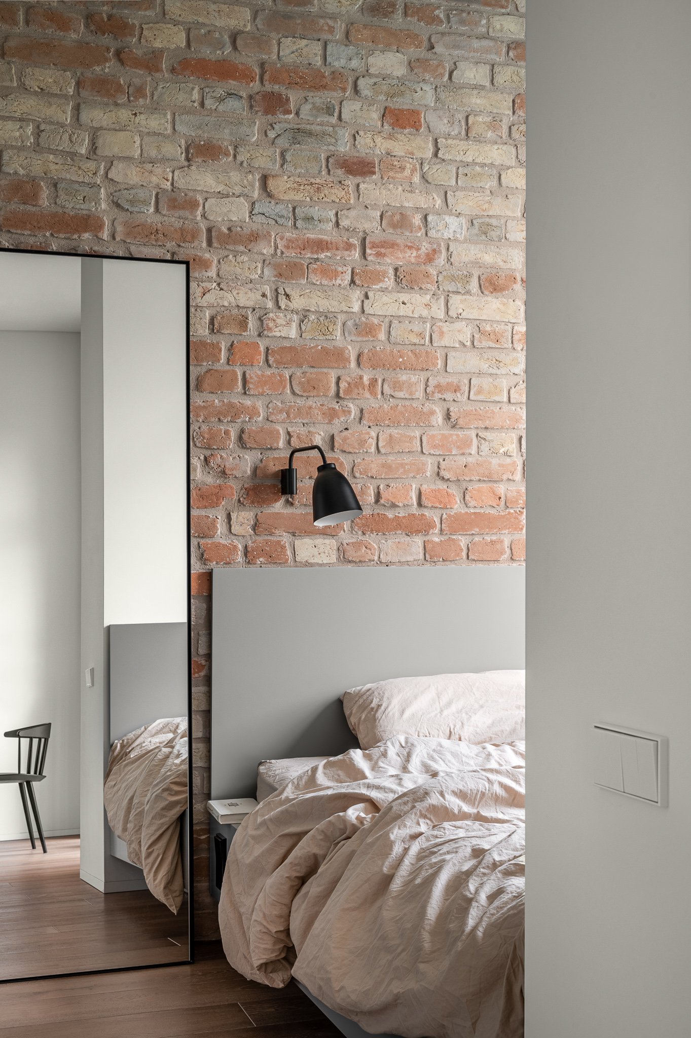 chambre avec mur de briques
