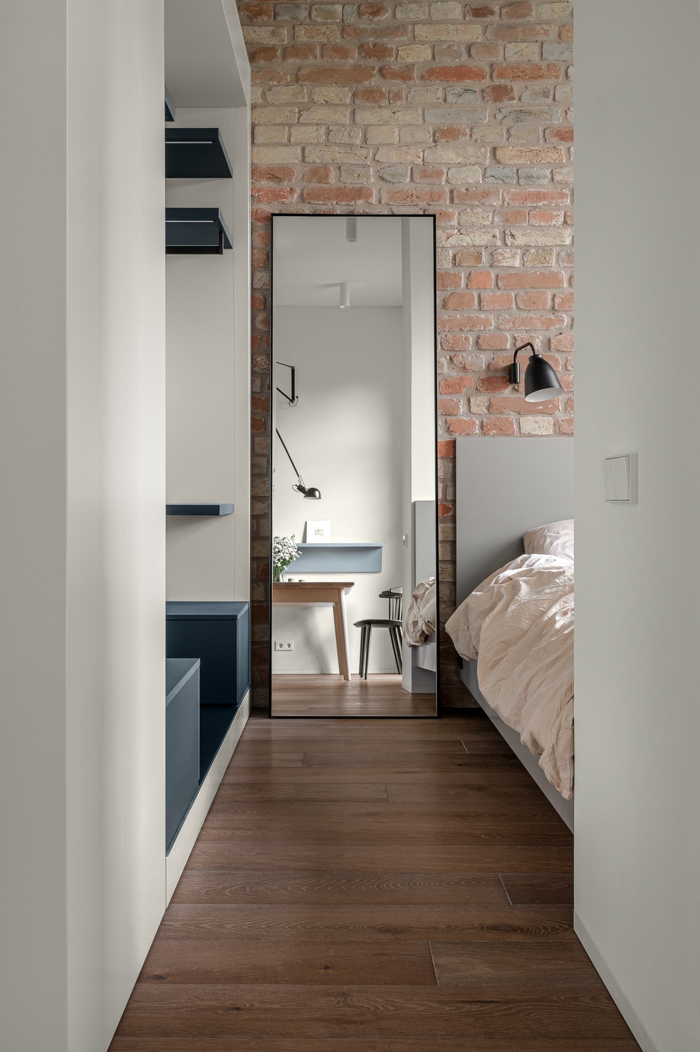 chambre avec mur de briques