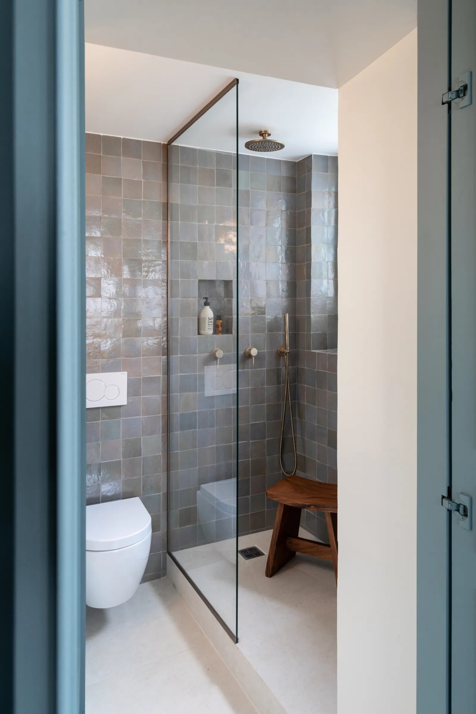 salle de bain avec zelliges grises