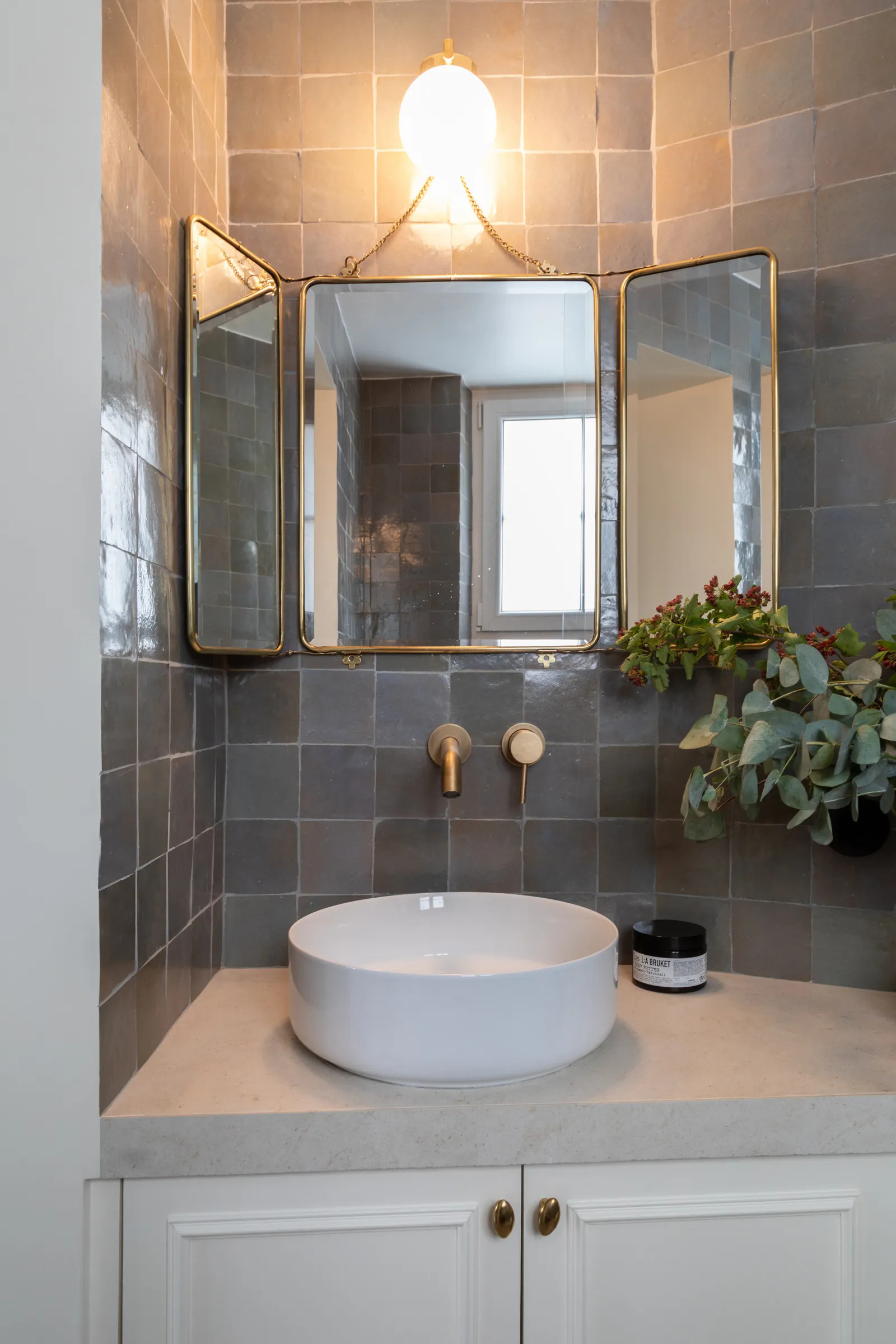 salle de bain avec zelliges grises