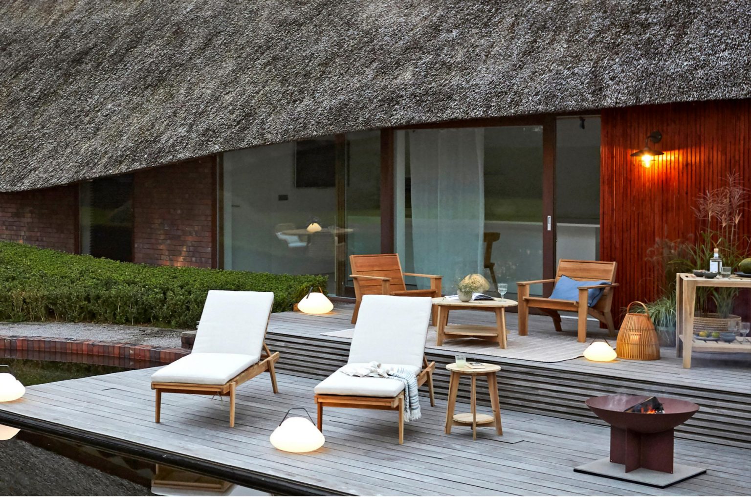 terrasse bois maison au toit de chaume