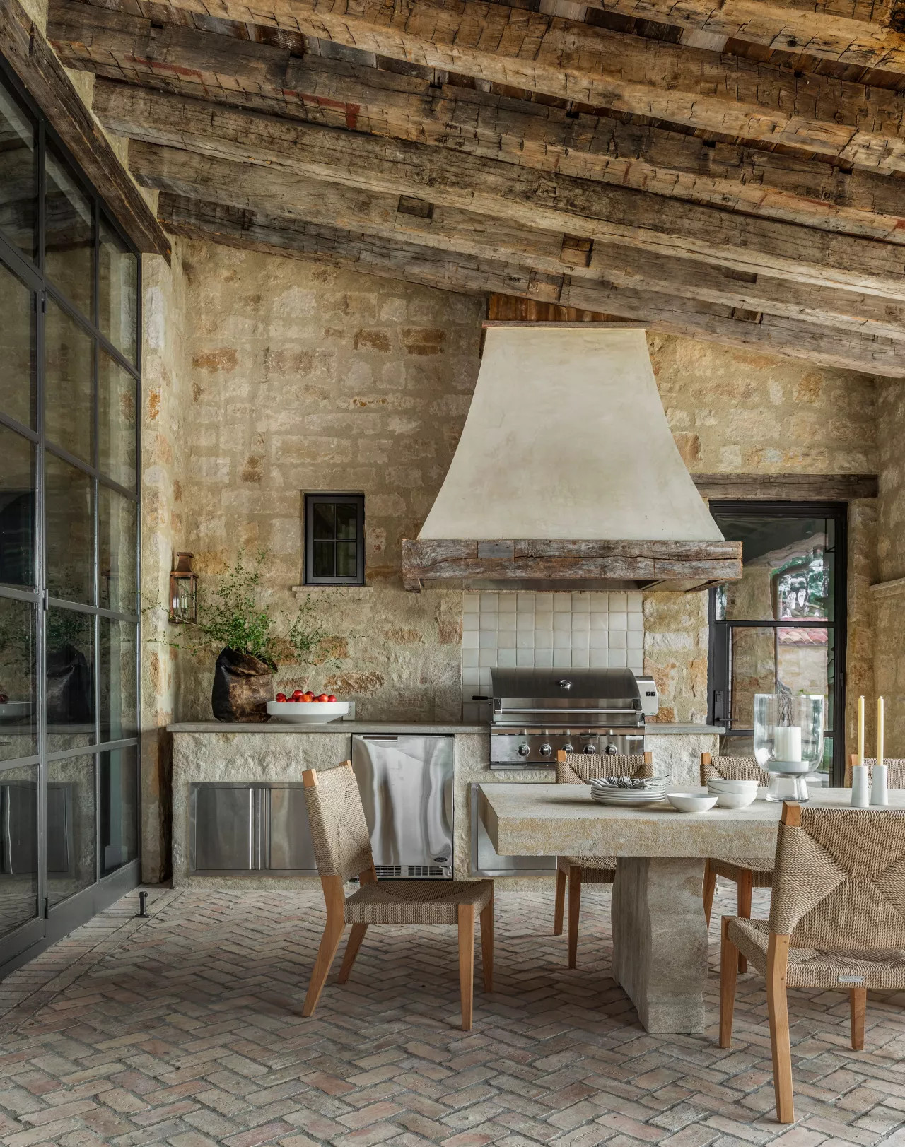 cuisine d cuisine d'extérieur sur terrasse abritée