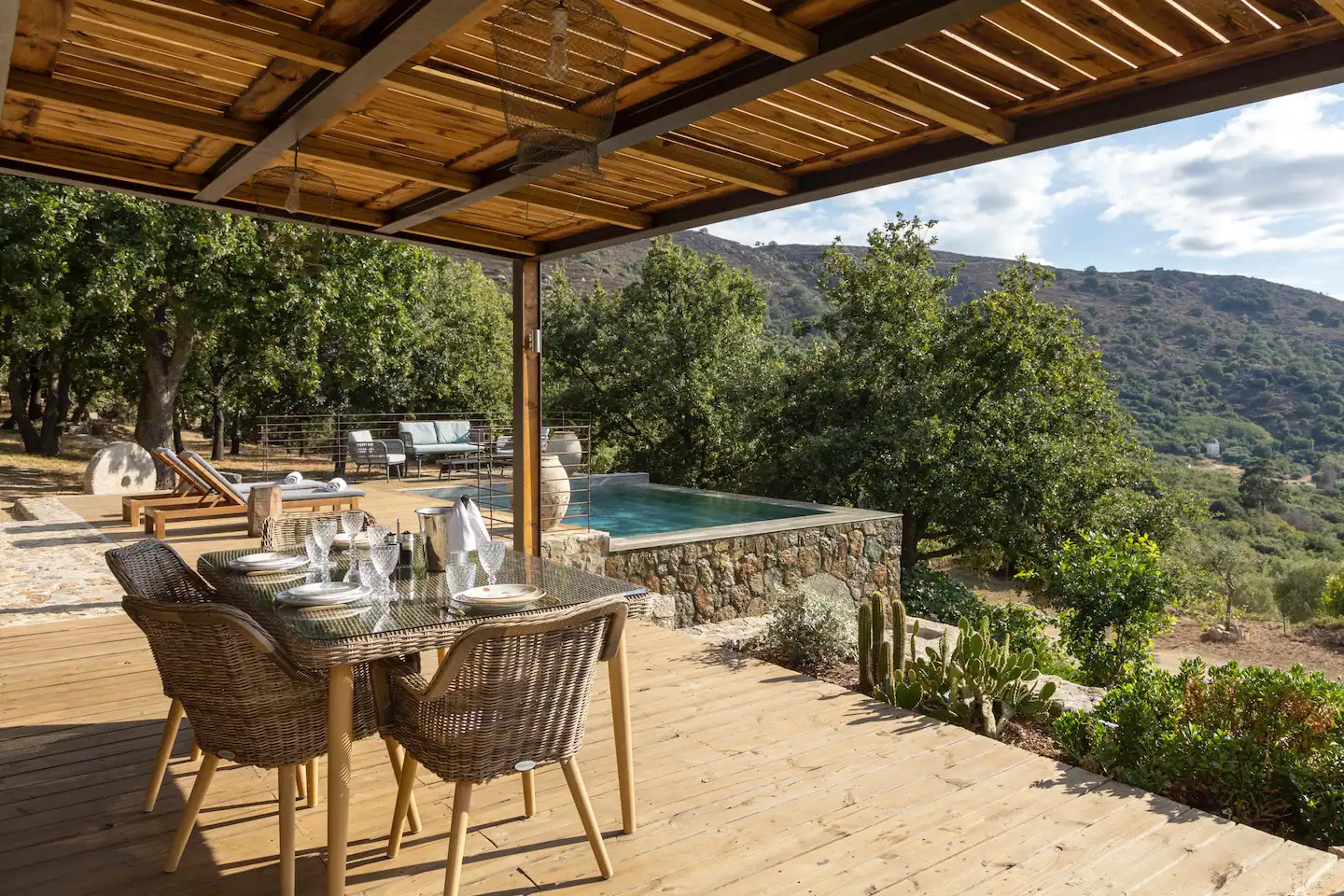 terrasse abritée par pergola métal et bois maison en pierres rénovée terrasse abritée par pergola métal et bois maison en pierres rénovée