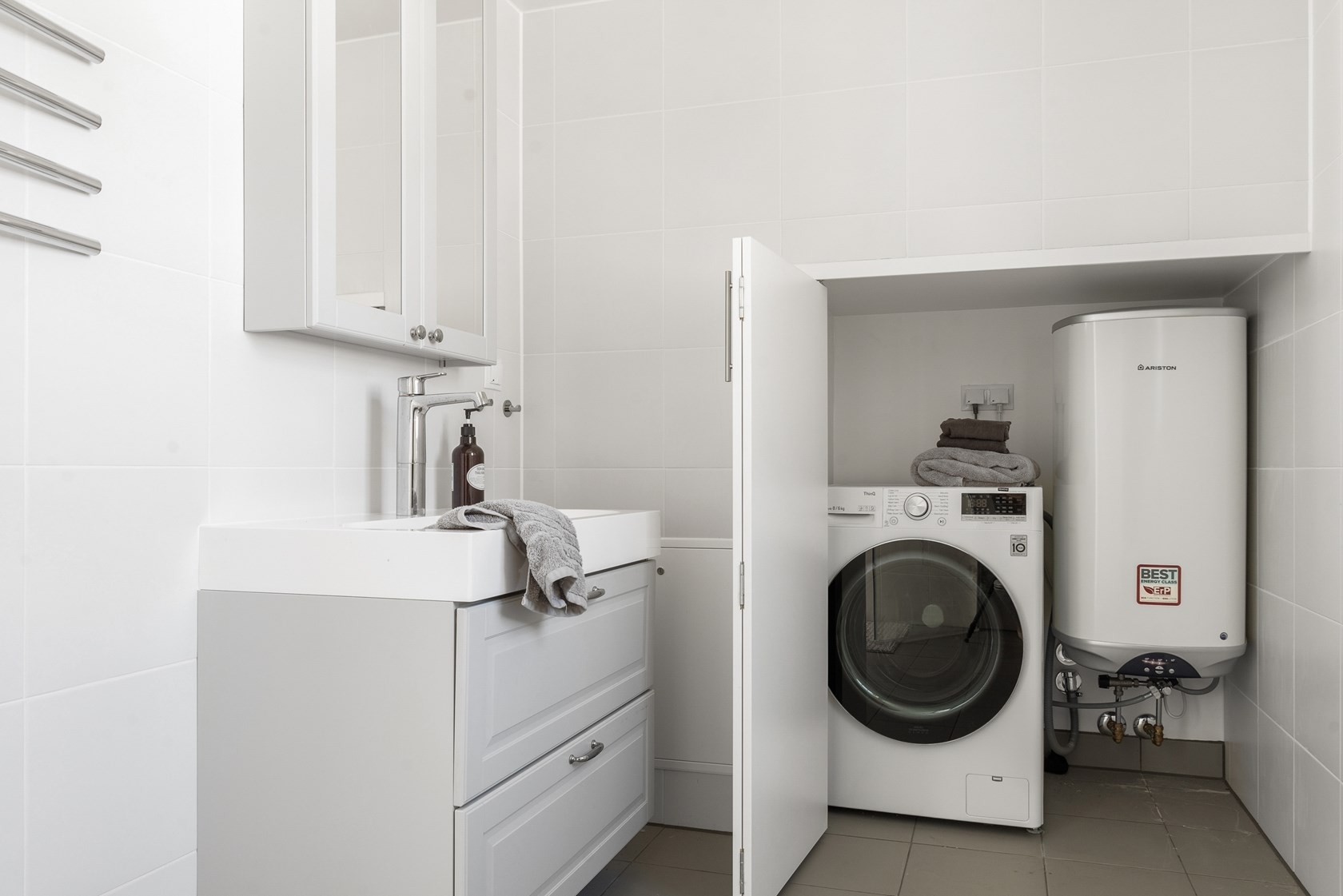 salle de bain avec machine à laver