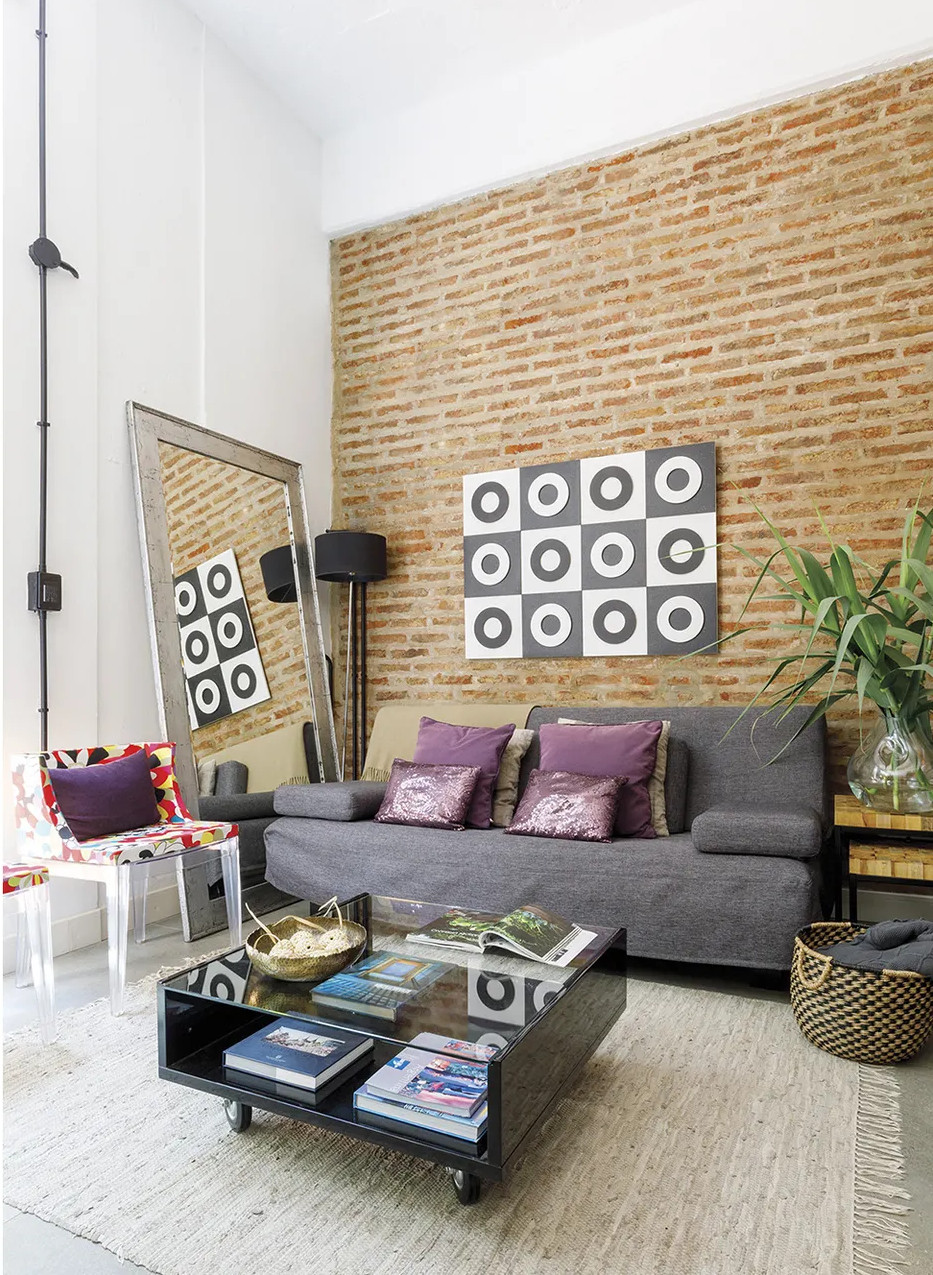 salon avec mur de briques