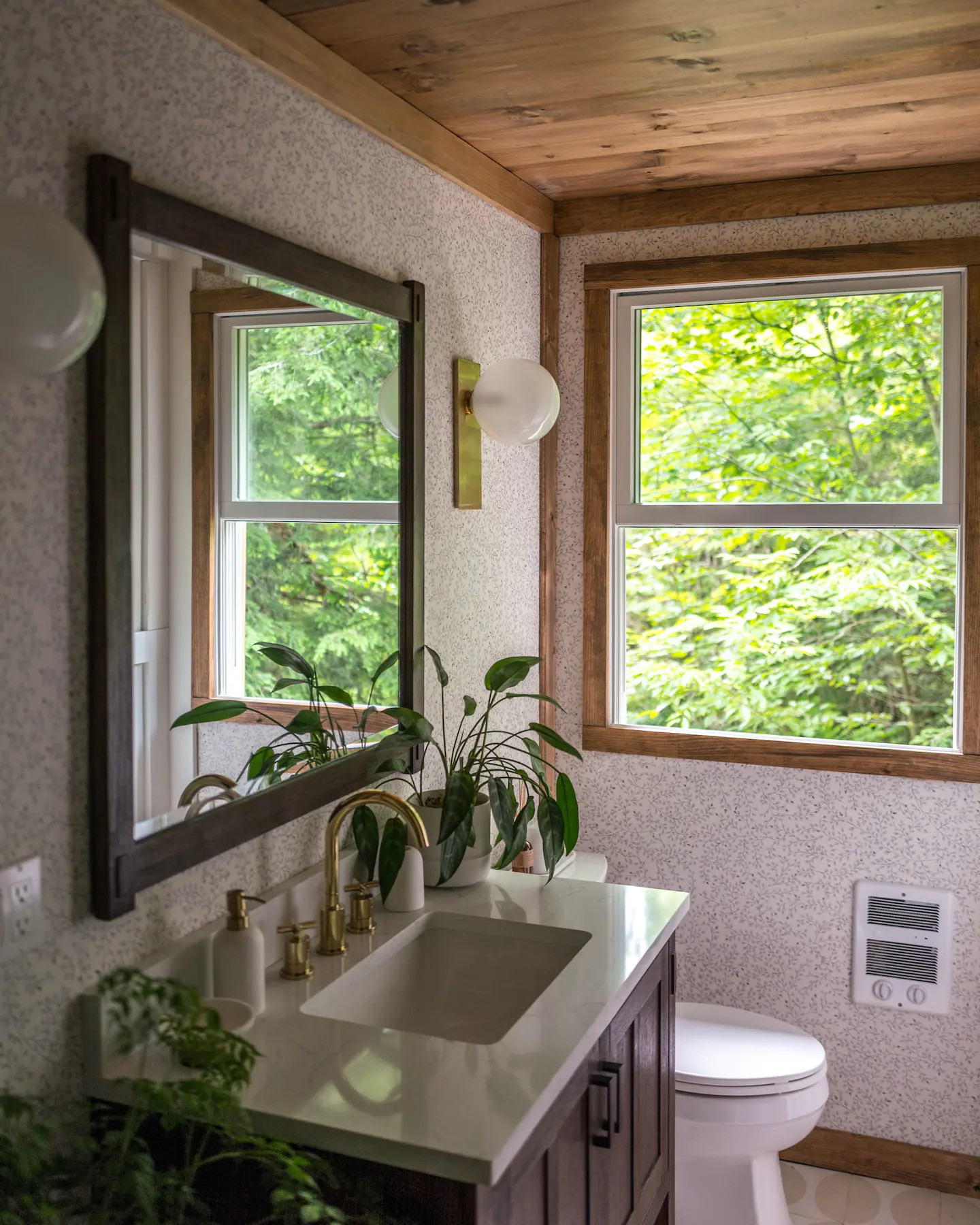 salle de bain rustique avec papier peint
