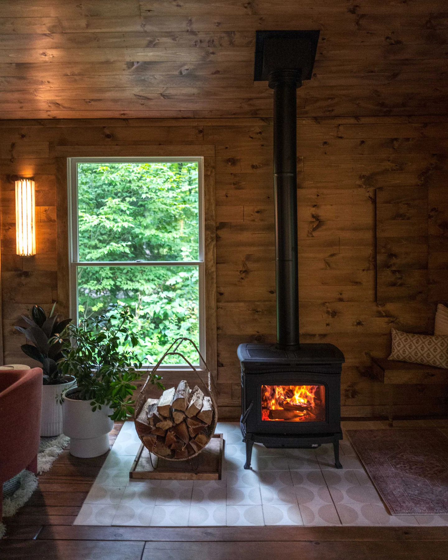poêle fonte dans cabane