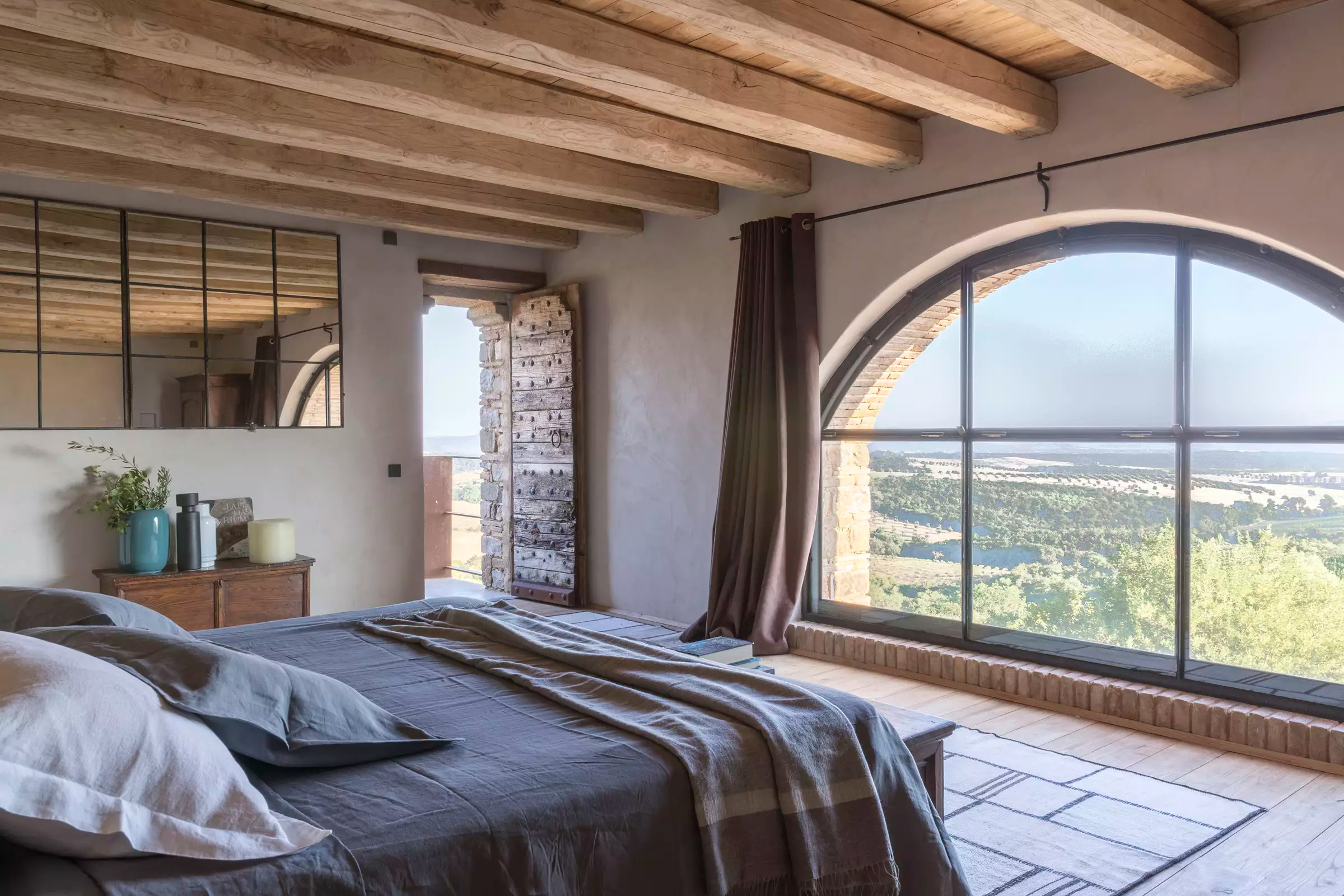 chambre avec fenêtre en arche et poutres