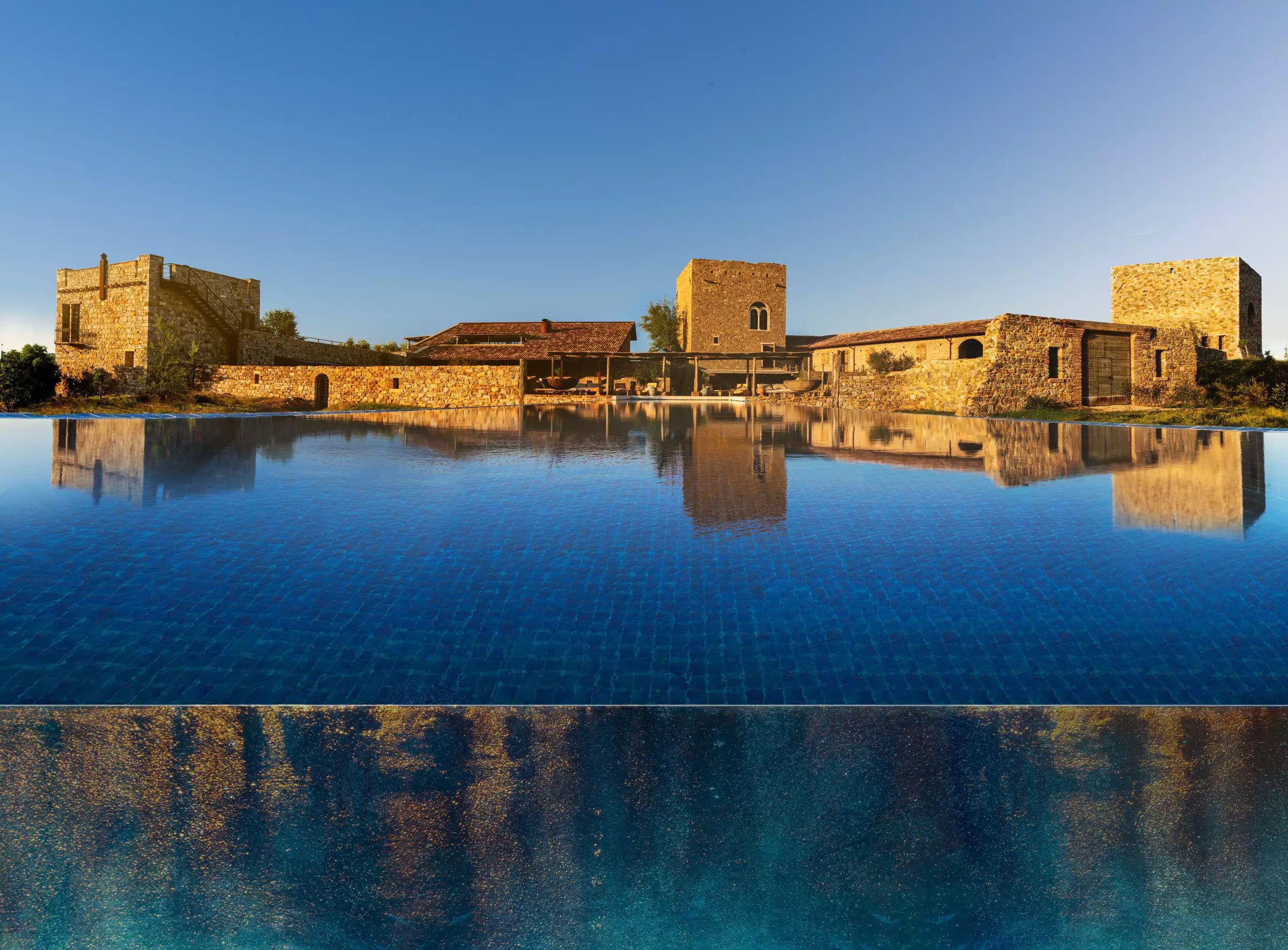 maison rénovée en pierres avec piscine