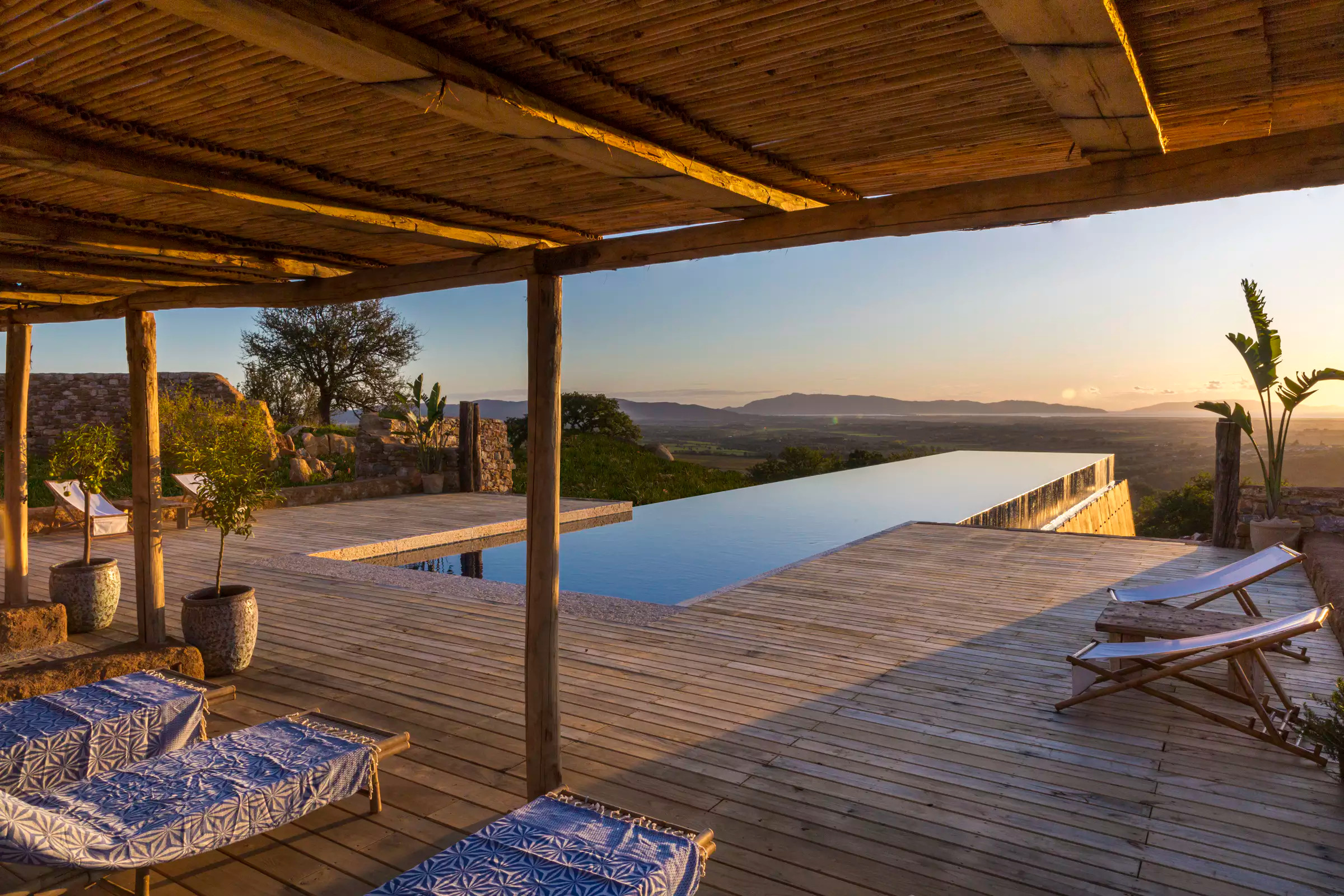 terrasse avec pergola bois et piscine