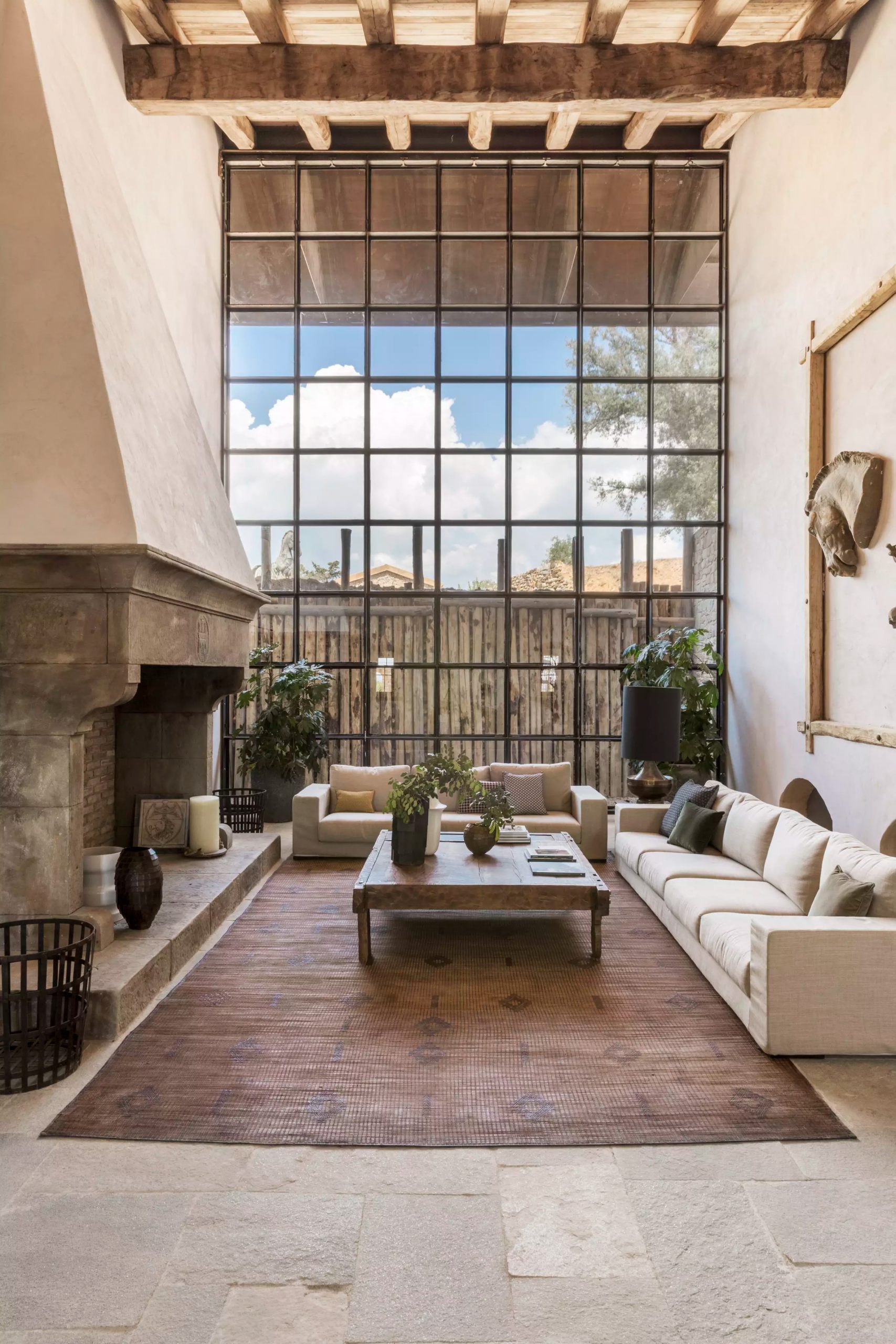 salon avec poutres maison rénovée en pierres