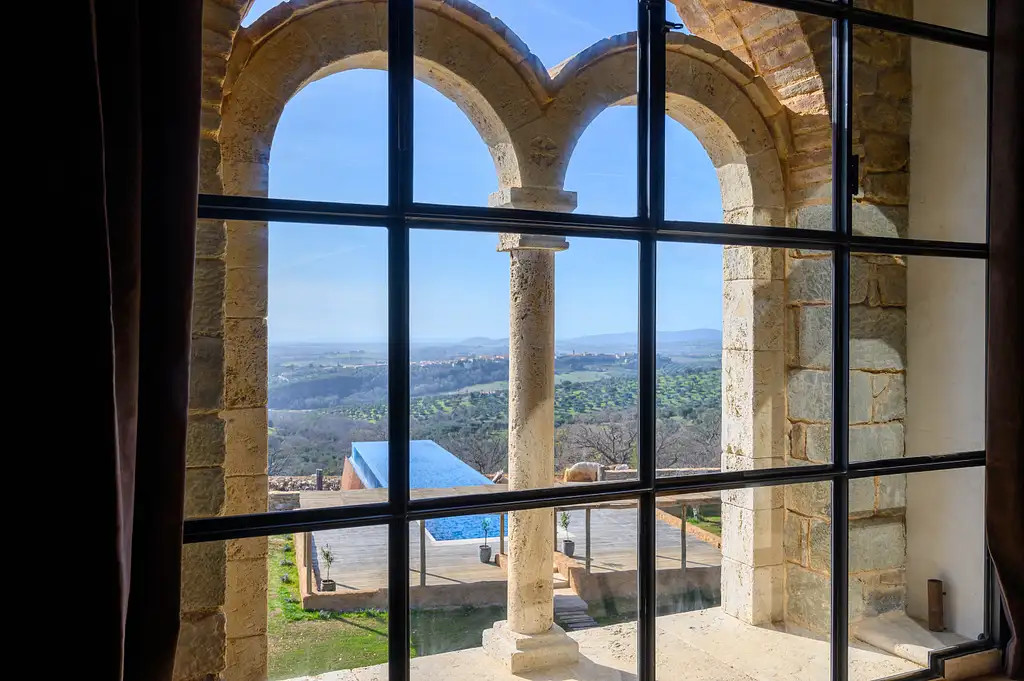 fenêtre et arches maison rénovée en pierres