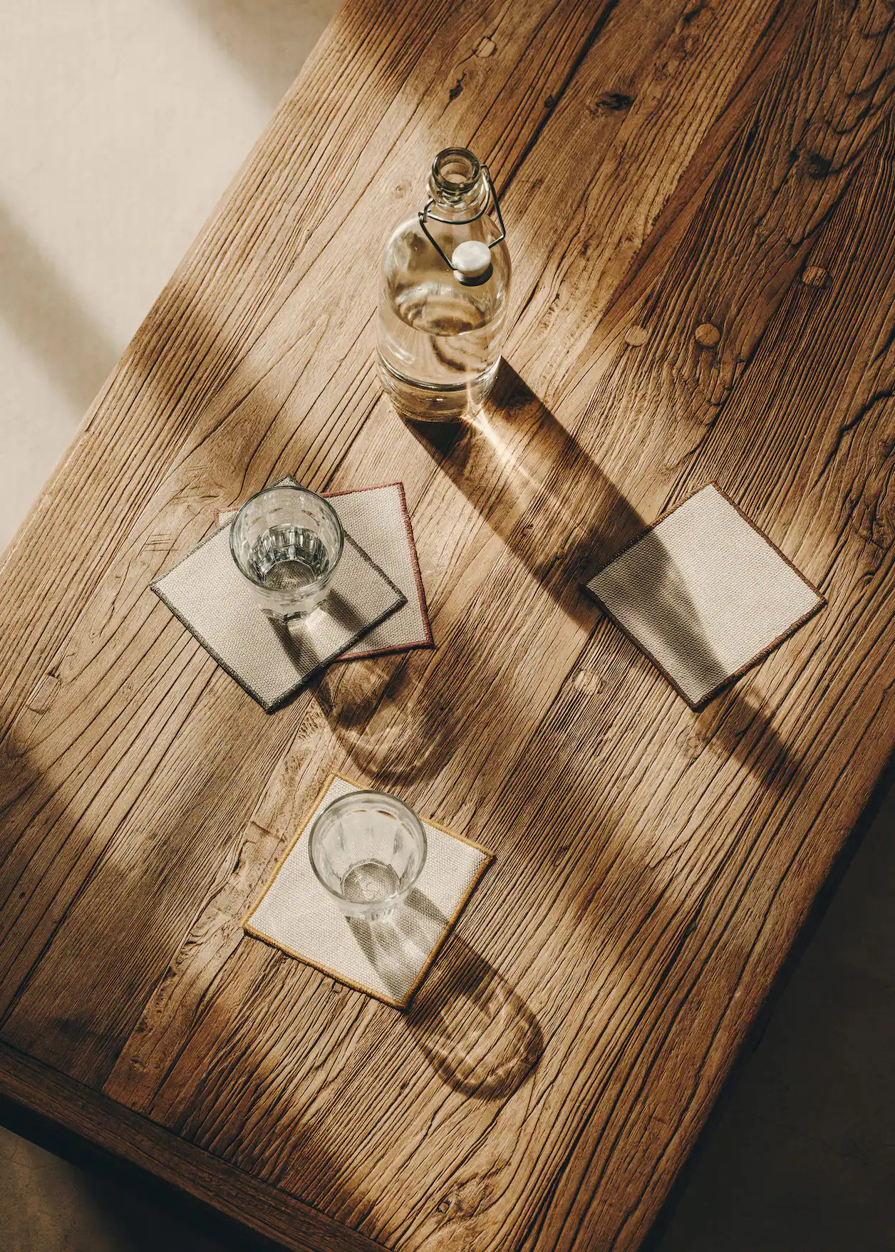 table en bois patiné