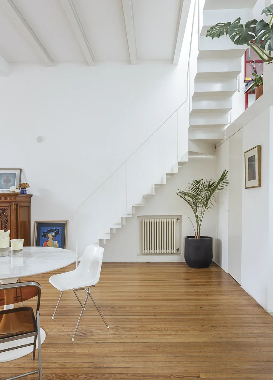 escalier métal plié blanc