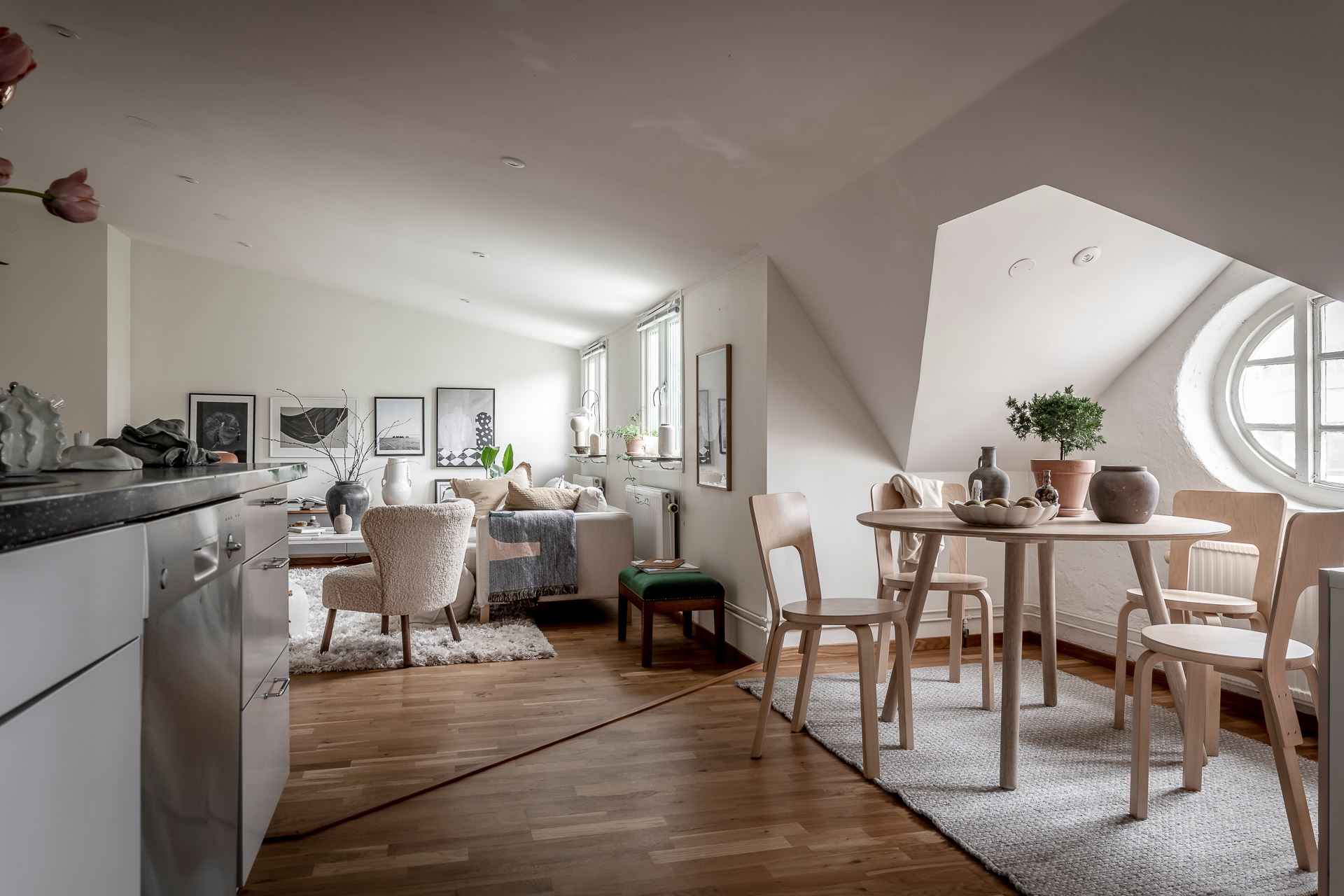appartement mansardé décoration design et naturelle appartement mansardé décoration design et naturelle