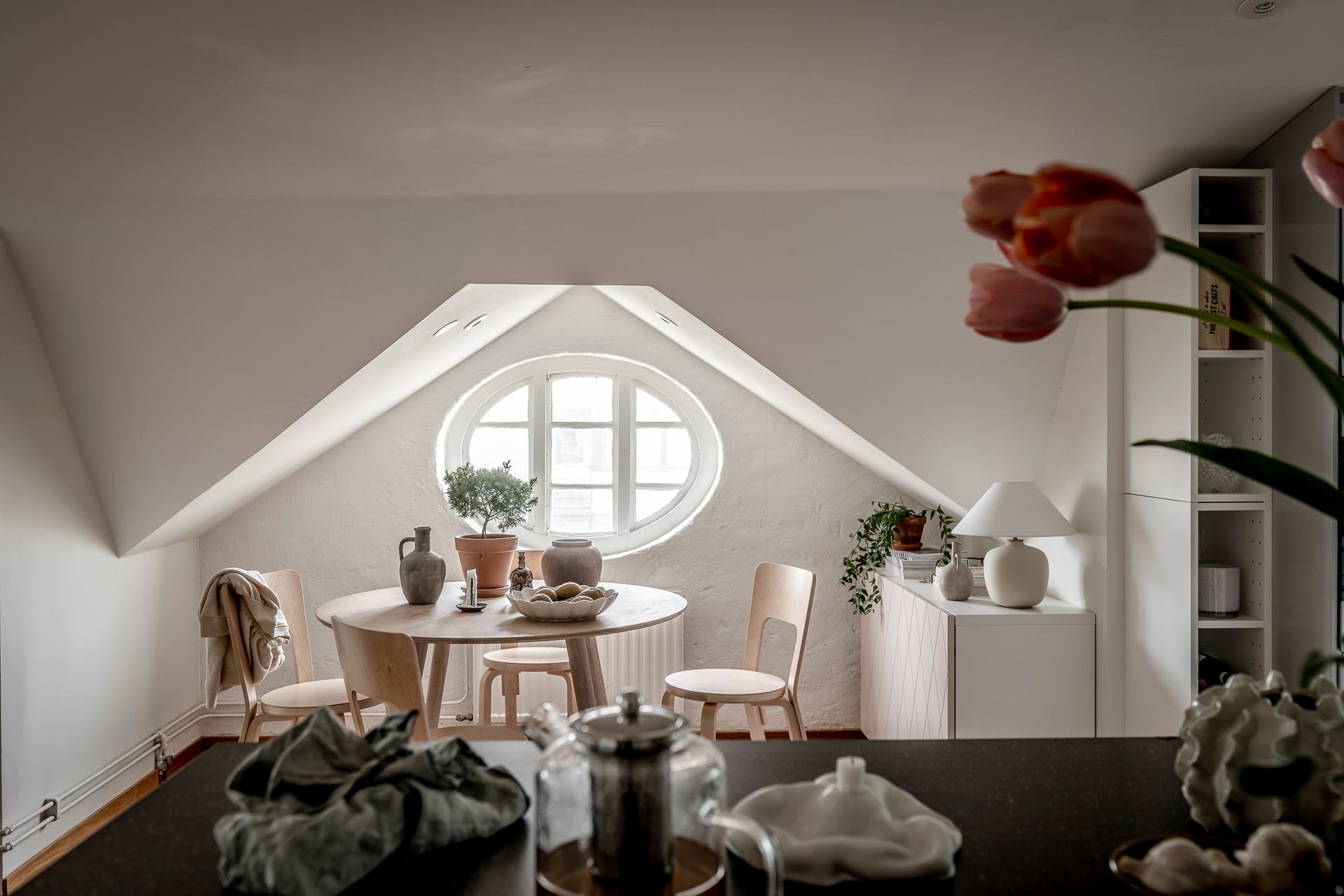 salle à manger appartement mansardé avec oeil de boeuf salle à manger appartement mansardé avec oeil de boeuf