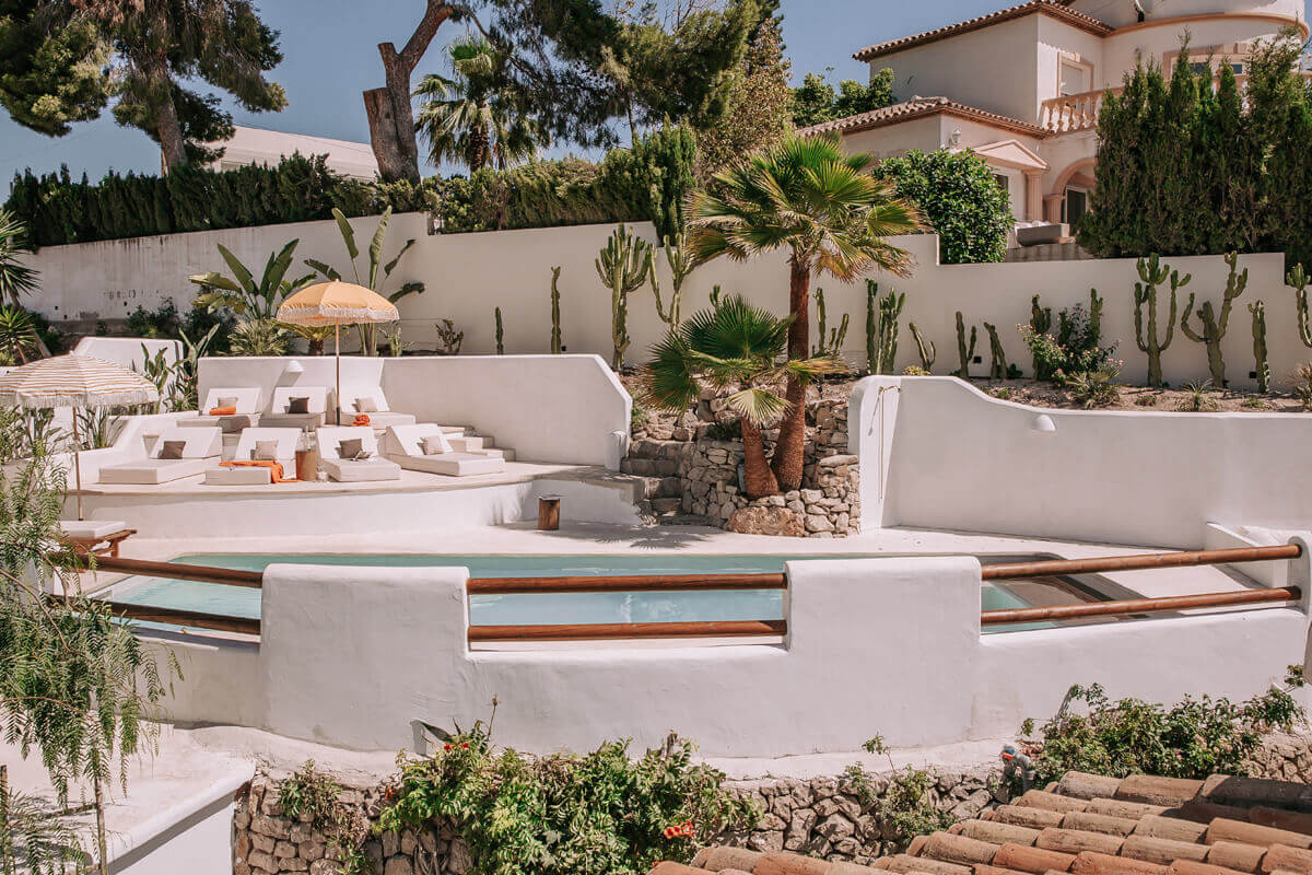 piscine avec palmiers