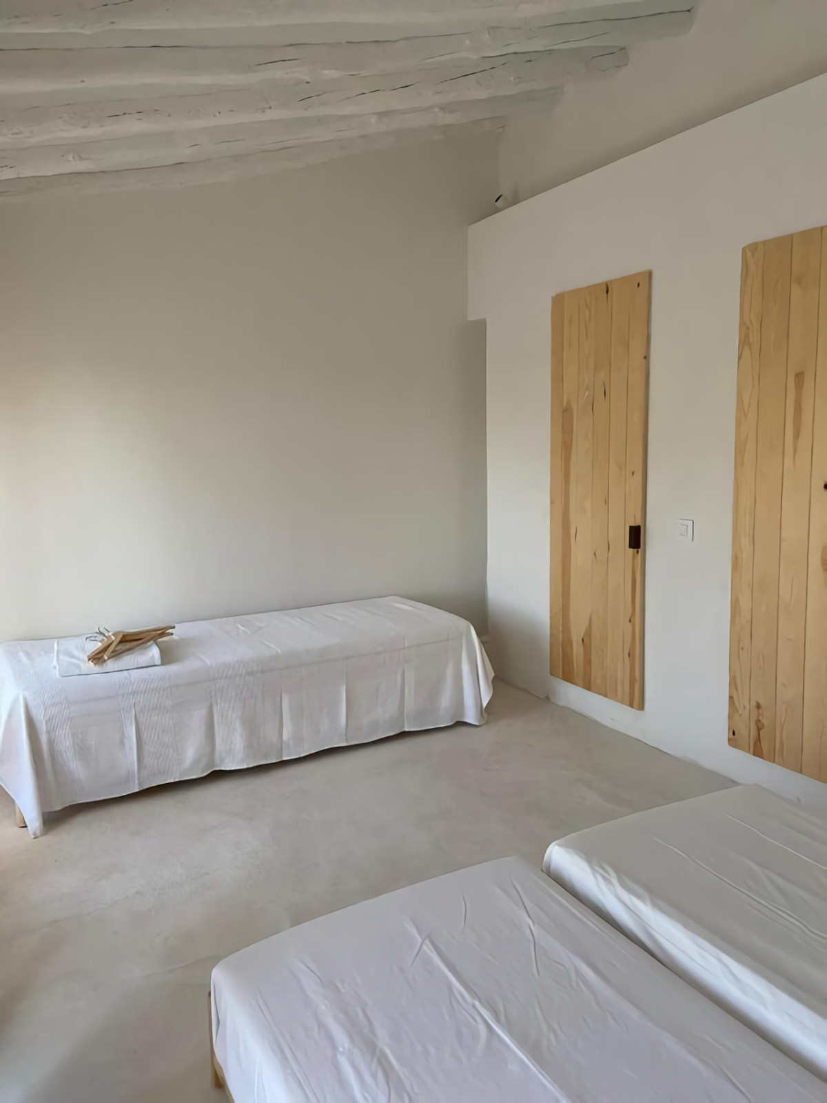 chambre minimaliste maison ancienne avec poutres