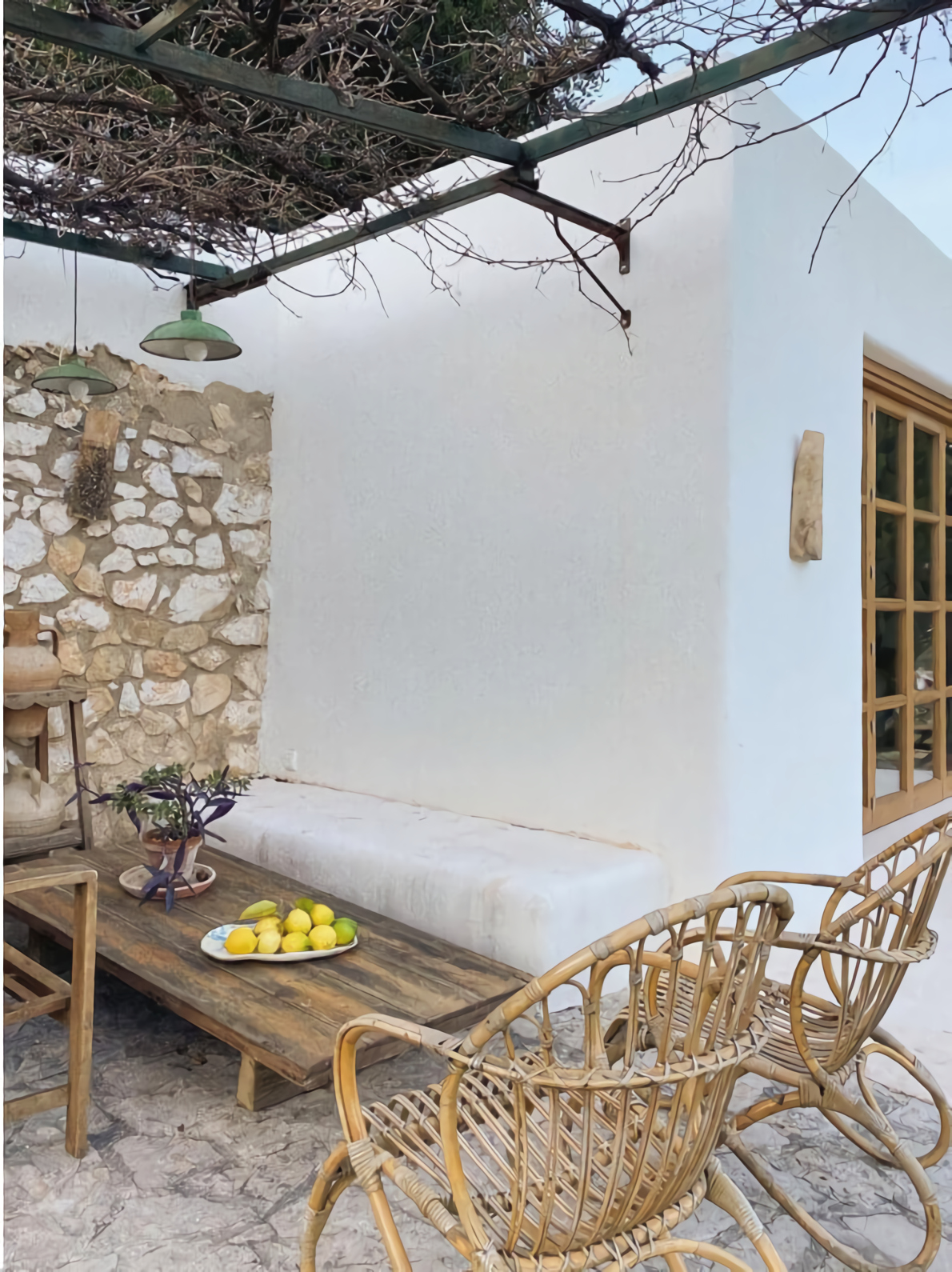 façade avec pergola maison en pierres rénovée