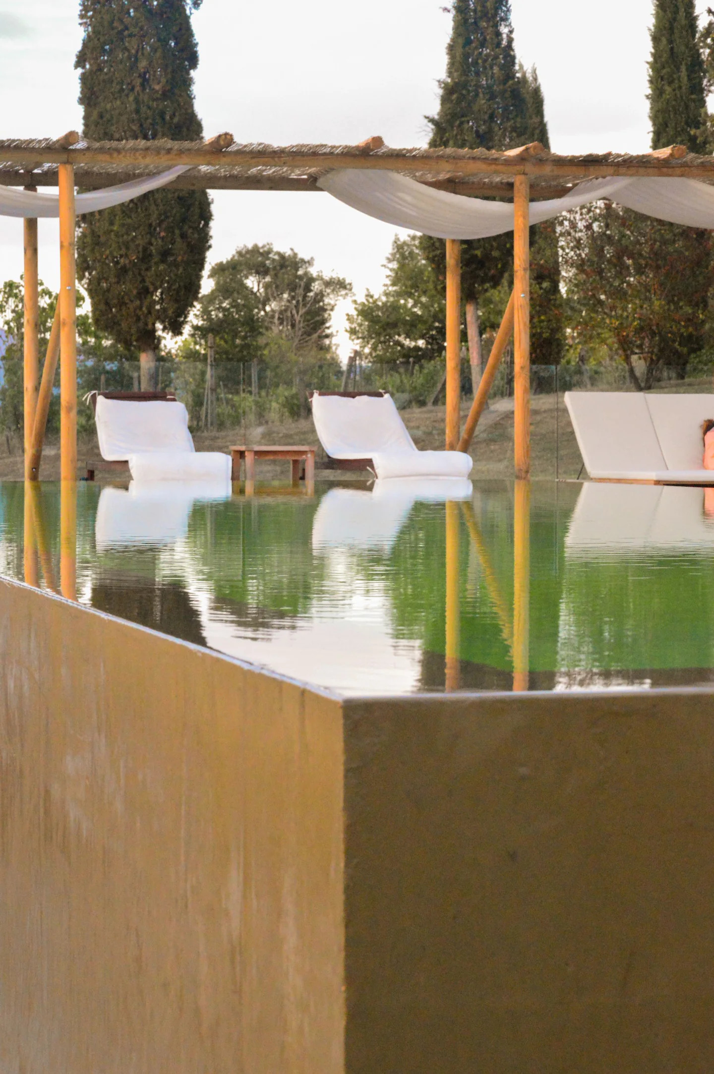 piscine à débordement et terrasse avec pergola bois et canisses piscine à débordement et terrasse avec pergola bois et canisses