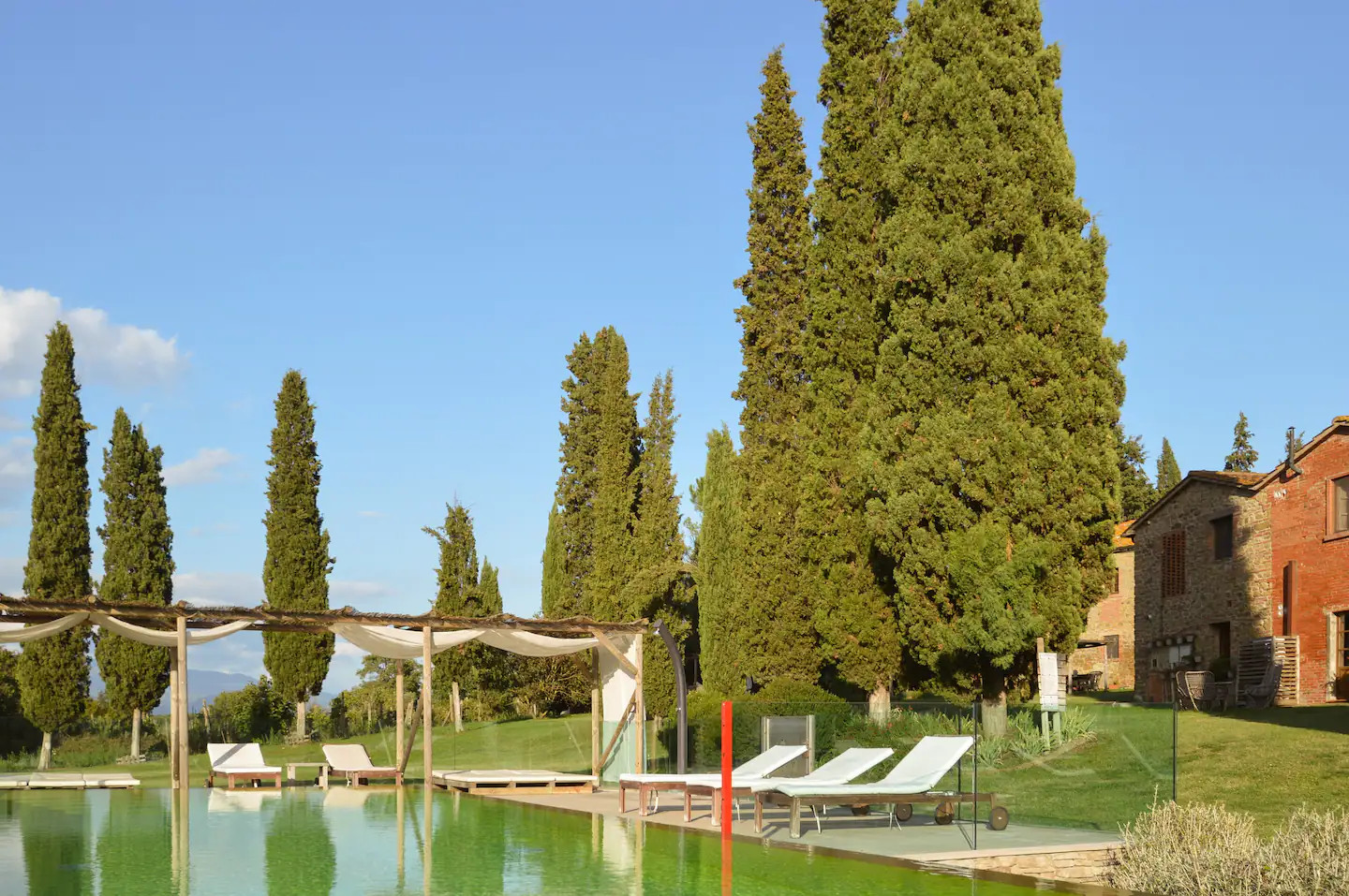 piscine et terrasse avec pergola bois et canisses piscine et terrasse avec pergola bois et canisses