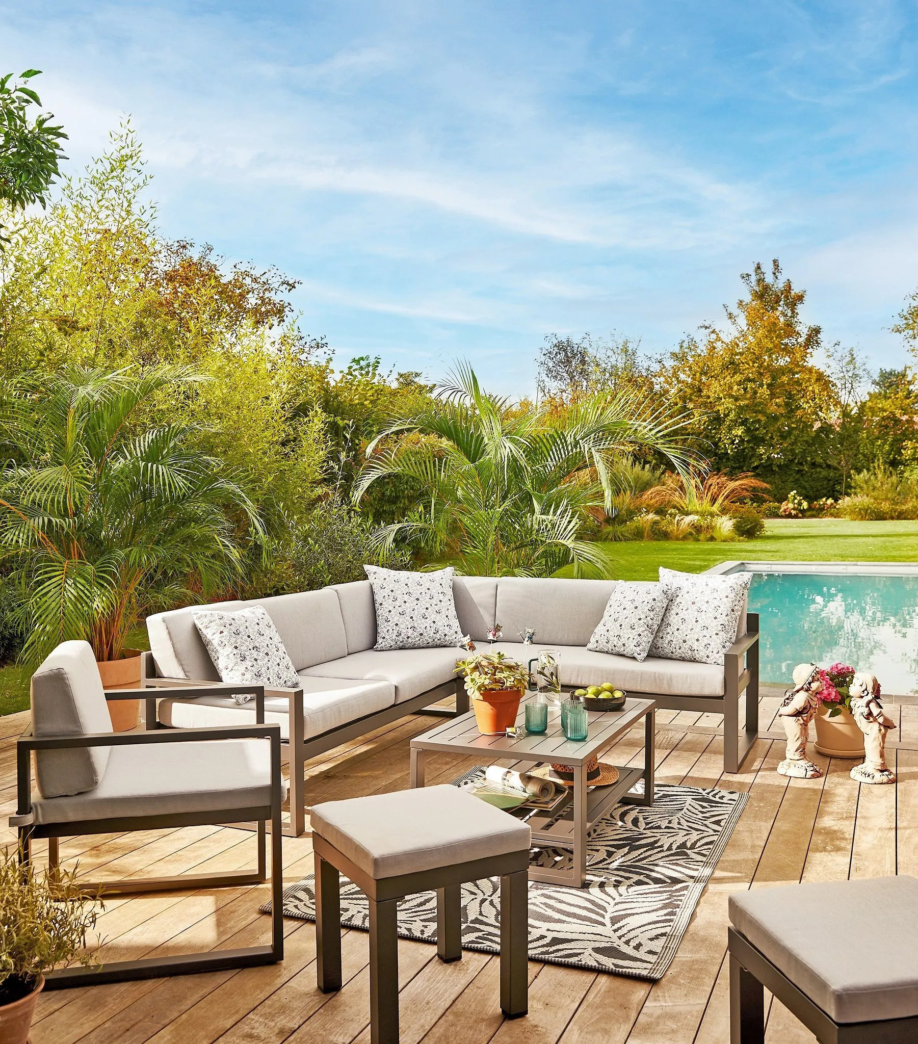 jardin avec piscine et canapé d'angle