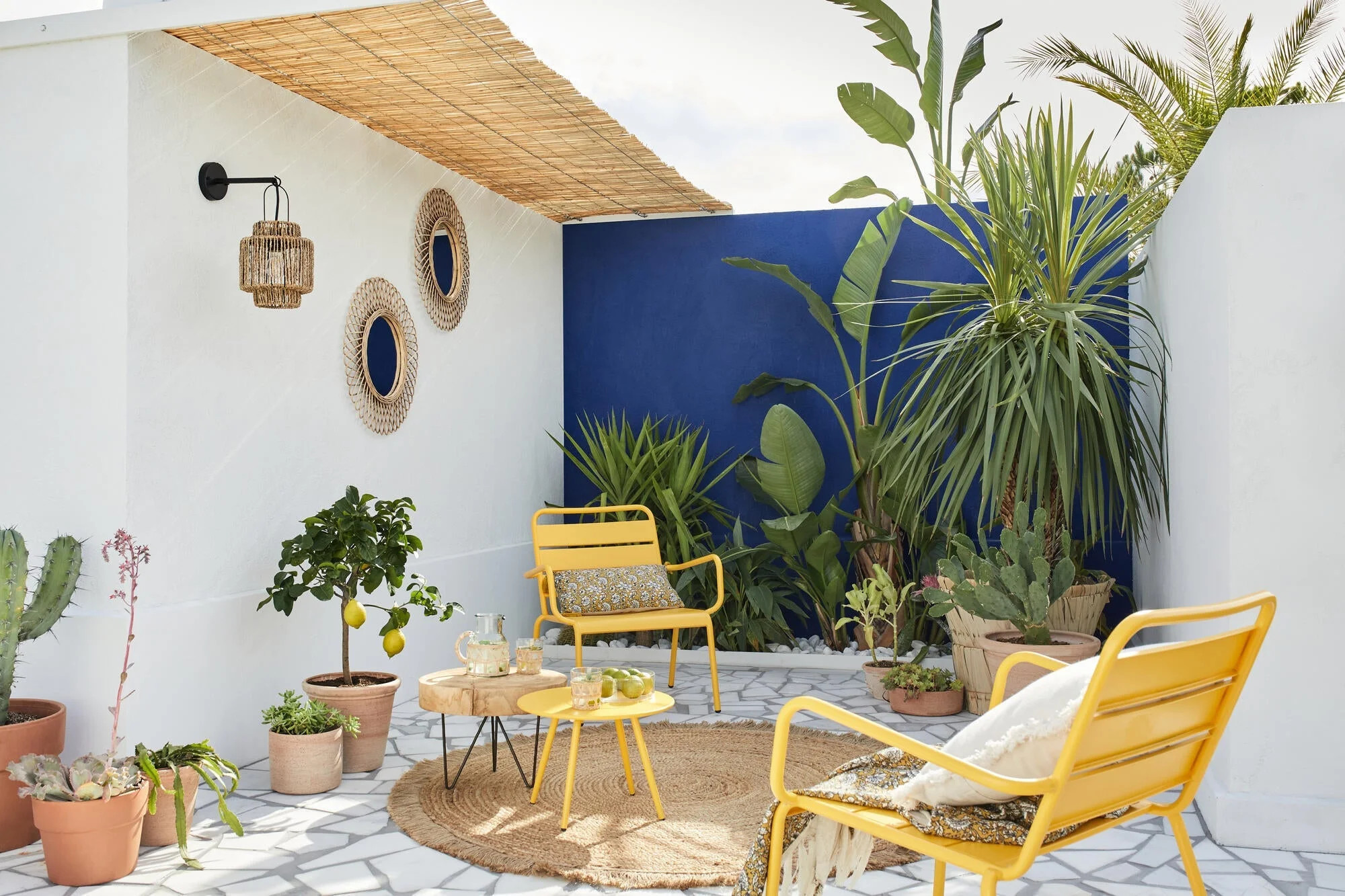 patio aménagé avec mobilier métal jaune patio aménagé avec mobilier métal jaune