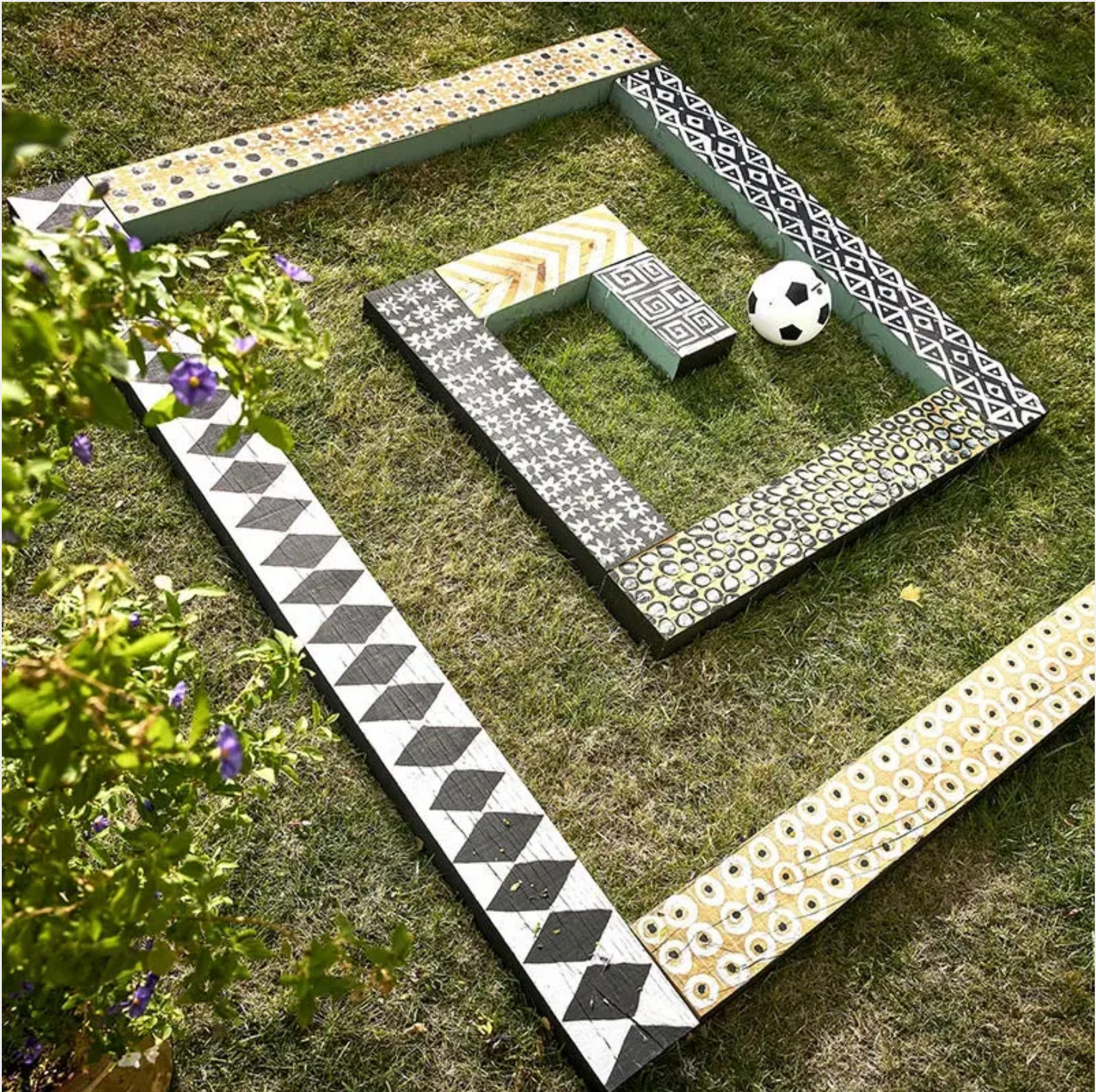 labyrinthe en bois dans jardin